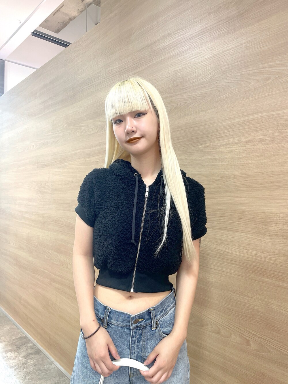 「x-girl、x-girl_ootd、エックスガール、ootd、コーデ、秋、秋コーデ、デニムコーデ、ジッパー付きトップス」｜「X-girlのTELLY CLOTH ZIP UP HOODIE（パーカー、ブラック系）」を使った、RUIさん（レディース・160cm）の夏コーディネートの5枚目の写真