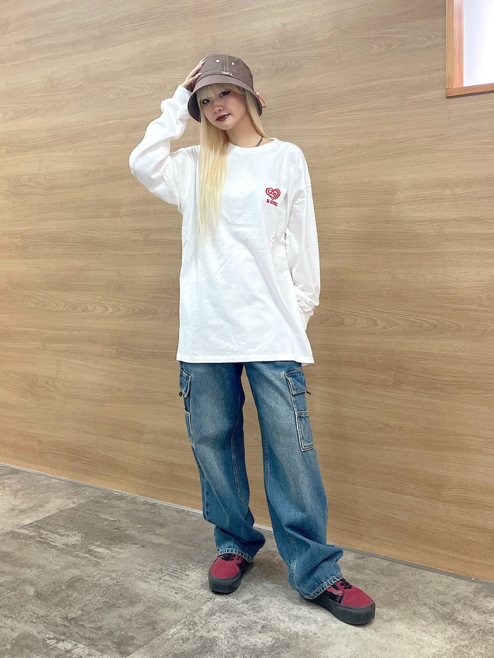 「x-girl、Xgirl_ootd、エックスガール、ootd、ストリートファッション、2024冬の新作、トレンドファッション、秋冬コーデ、パンツスタイル、ビックシルエット、オーバーサイズ、メンズライク、バケットハット、ロンT、カーゴデニム」｜「X-girlのSTITCH BUCKET HAT（ハット、ブラウン系）」を使った、RUIさん（レディース・160cm）の秋コーディネートの2枚目の写真