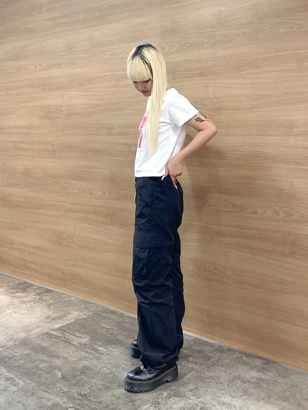 「x-girl、x-girl_ootd、エックスガール、ootd、コーデ、ストリートファッション、レディースファッション、パンツコーデ、夏コーデ、ストロベリー柄、チビT、ナイロンパンツ」｜「X-girlのSTRAWBERRY S/S BABY TEE（Tシャツ/カットソー、ホワイト系）」を使った、RUIさん（レディース・160cm）の夏コーディネートの2枚目の写真