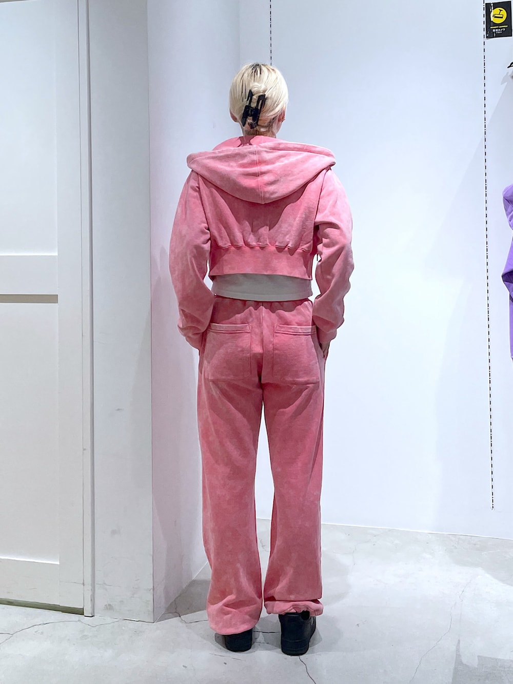 ピンク系のスウェットパンツ、ピンク系のパーカー、ホワイト系のTシャツ/カットソーを着用したレディースの春コーディネートの3枚目の写真