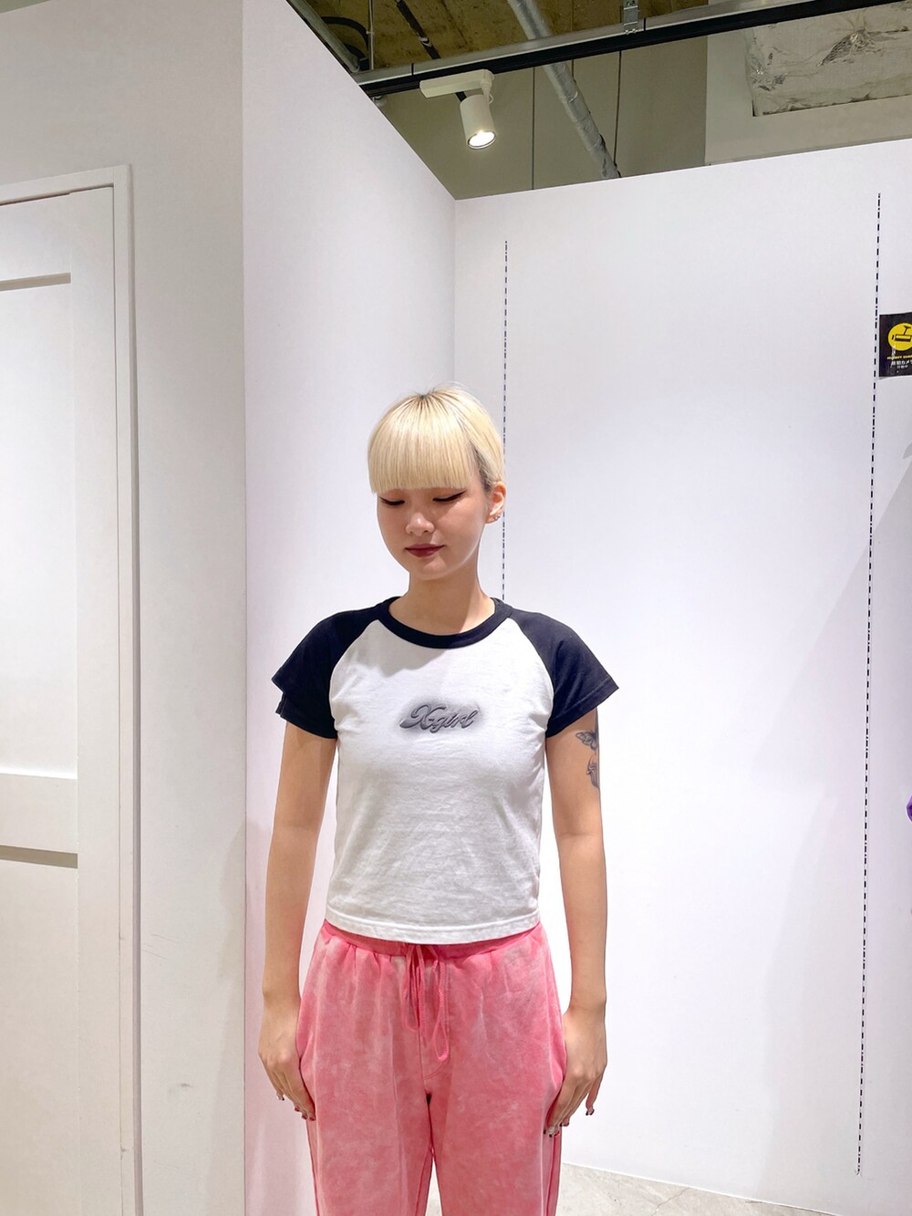 ピンク系のスウェットパンツ、ピンク系のパーカー、ホワイト系のTシャツ/カットソーを着用したレディースの春コーディネートの4枚目の写真