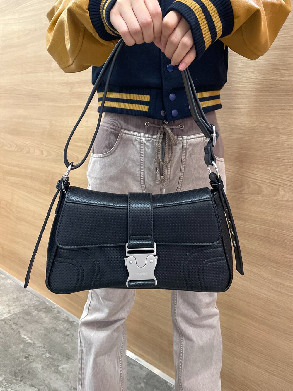 「x-girl、x-girl_ootd、エックスガール、秋ファッション、秋コーデ、ストリートファッション、ストリートスタイル、ヴィンテージコーデ、スポーティーMIX、レディライク、スタジャンコーデ、フレアパンツ、パンツスタイル、パンツコーデ、カラーコーデ」｜「X-girlのBABY STADIUM JACKET（スタジャン、ブルー系）」を使った、RUIさん（レディース・160cm）の秋コーディネートの5枚目の写真
