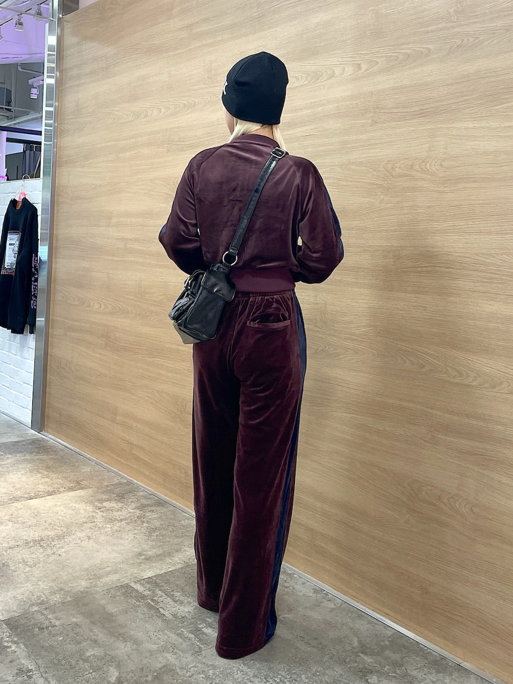 ブラック系のトップス、レッド系のその他パンツ、ブラック系のハンドバッグを着用したレディースの秋コーディネートの3枚目の写真