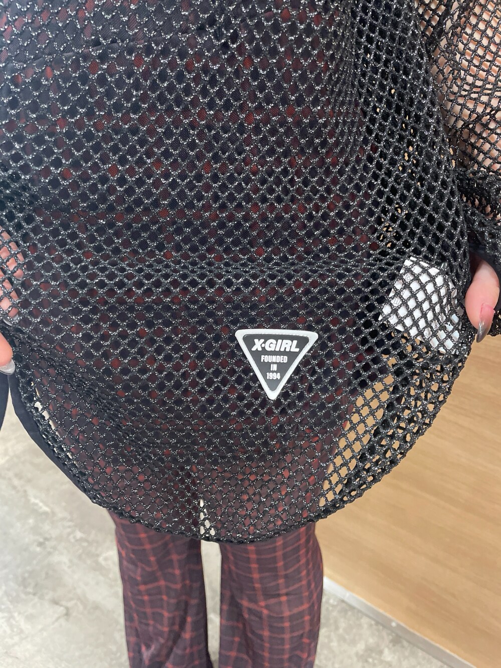 ホワイト系のタンクトップ、レッド系のその他パンツ、ブラック系のパーカーを着用したレディースの春コーディネートの5枚目の写真