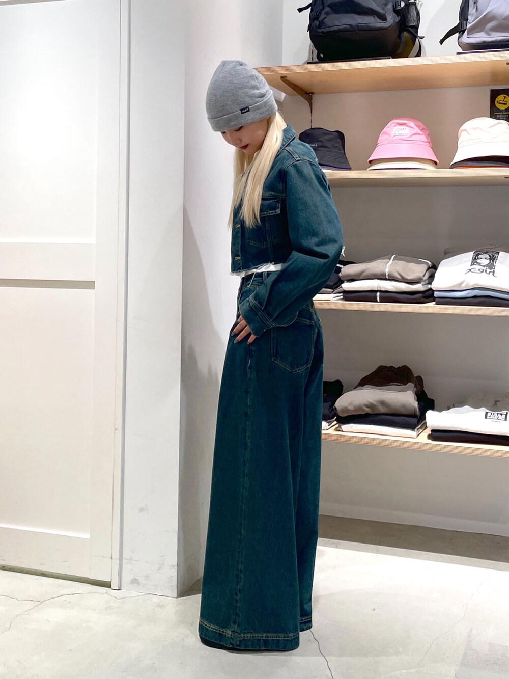 「x-girl、エックスガール、ootd、春ファッション、春服コーデ、デニムジャケット、デニムパンツ、デニムコーデ、デニムセットアップ、ヴィンテージデニム、ストリート、古着風コーデ、ビーニー帽、ニット帽、y2kコーデ」｜「X-girlの3WAY KNIT CAP（ニットキャップ/ビーニー、グレー系）」を使った、RUIさん（レディース・160cm）の冬コーディネートの2枚目の写真