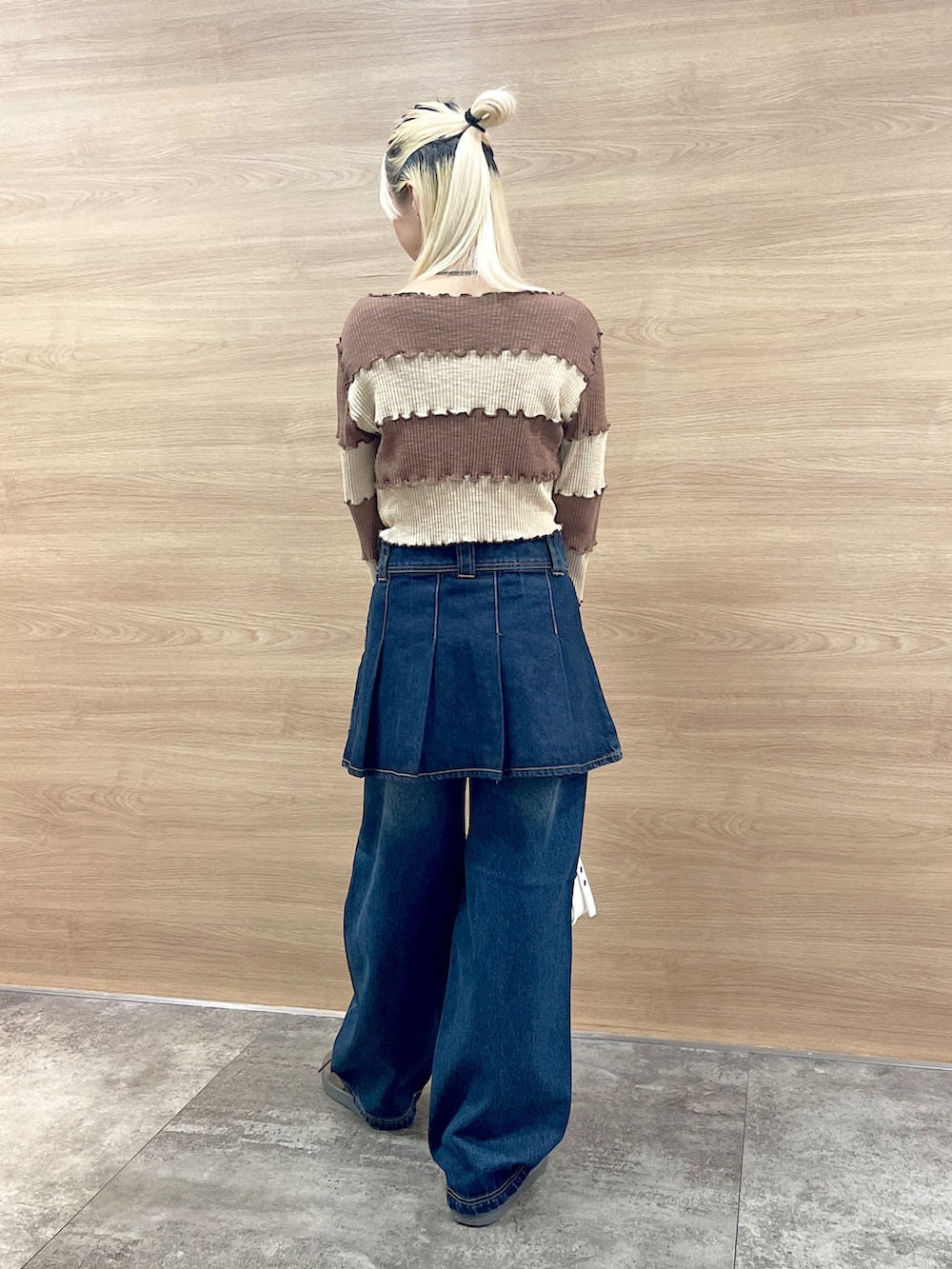 「x-girl、Xgirl_ootd、エックスガール、秋コーデ、冬コーデ、2024秋新作、2024冬の新作、トレンドファッション、レイヤードコーデ、デニムスタイル、デニムスカート、デニムパンツ、カットソー、クロップド丈、レディライク」｜「X-girlのSTRIPED CROPPED TOP（Tシャツ/カットソー、ブラウン系）」を使った、RUIさん（レディース・160cm）の秋コーディネートの3枚目の写真