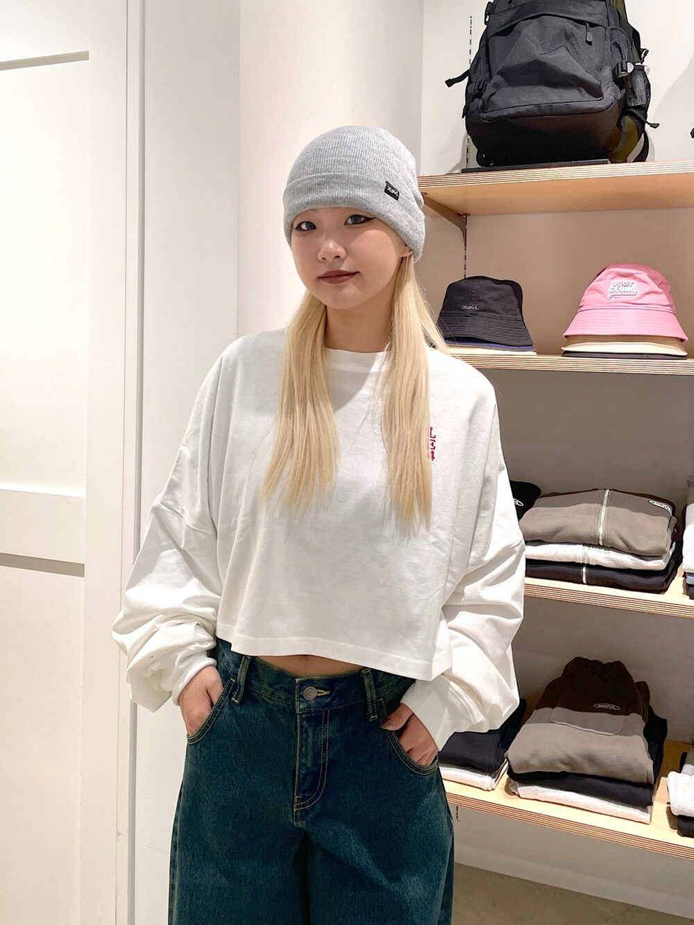 「x-girl、エックスガール、ootd、春ファッション、春服コーデ、デニムジャケット、デニムパンツ、デニムコーデ、デニムセットアップ、ヴィンテージデニム、ストリート、古着風コーデ、ビーニー帽、ニット帽、y2kコーデ」｜「X-girlの3WAY KNIT CAP（ニットキャップ/ビーニー、グレー系）」を使った、RUIさん（レディース・160cm）の冬コーディネートの4枚目の写真