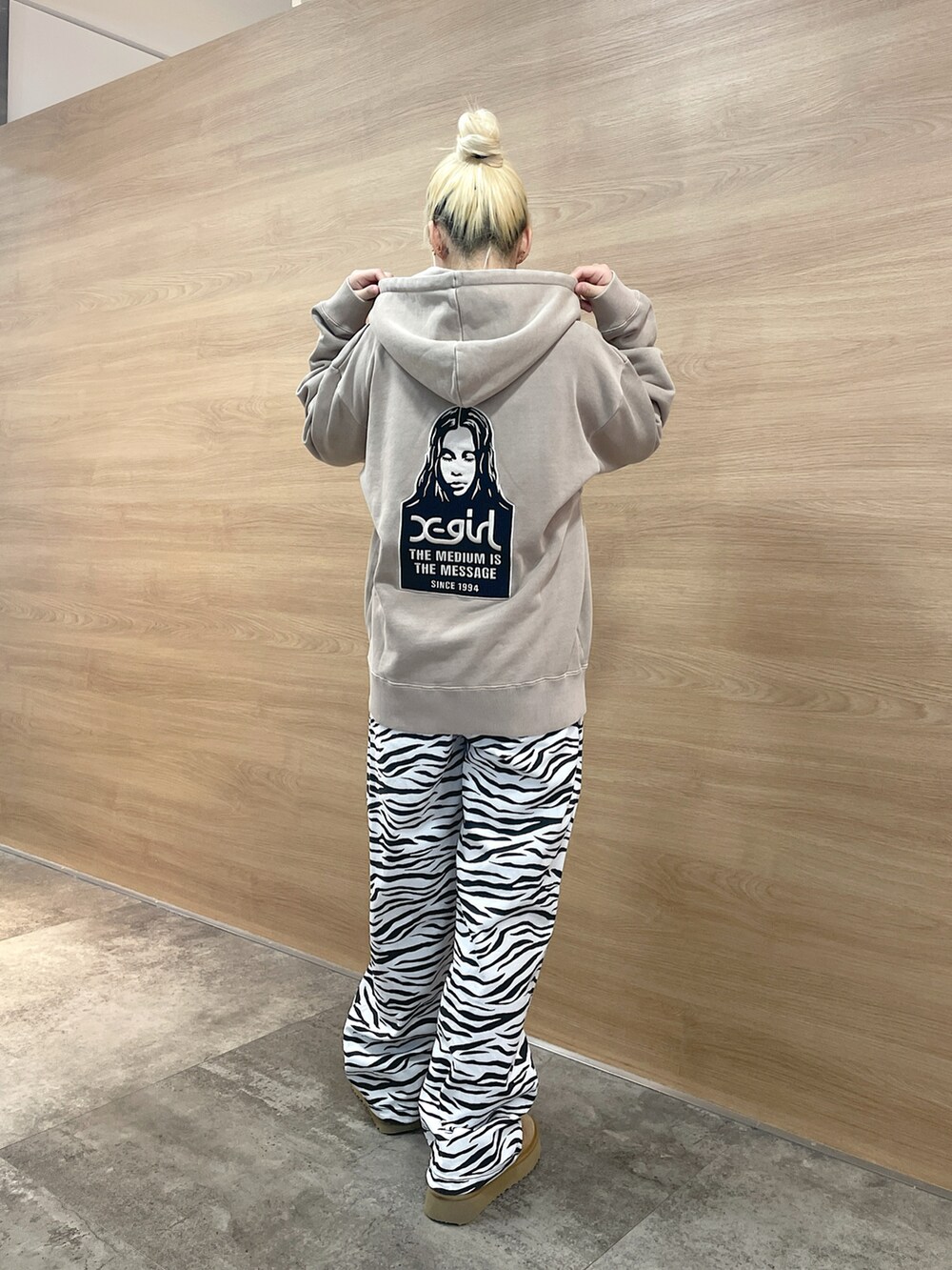「x-girl、xgirl、エックスガール、Xgirl_ootd、ootd、骨格ウェーブ、トレンドファッション、レディースファッション、ストリートコーデ、通学コーデ、お仕事コーデ、春先取り、春コーデ、ゆったりシルエット、柄パンツ」｜「X-girlのMESSAGE AND FACE FADED ZIP UP SWEAT HOODIE（パーカー、ベージュ系）」を使った、RUIさん（レディース・160cm）の冬コーディネートの3枚目の写真