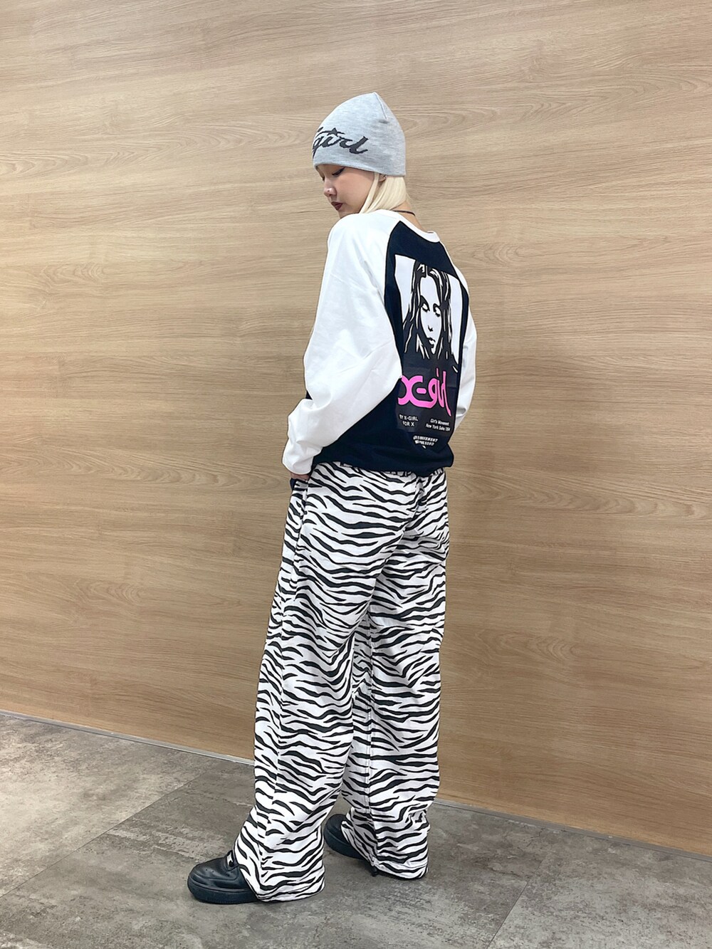 「x-girl、x-girl_ootd、ストリートファッション、メンズライク、秋コーデ、トレンドファッション、2024秋新作、カラーコーデ、ビックT、パンツスタイル、ビーニーコーデ、ゼブラ柄、ビッグシルエット」｜「X-girlのREVERSIBLE BEANIE（ニットキャップ/ビーニー、グレー系）」を使った、RUIさん（レディース・160cm）の秋コーディネートの3枚目の写真
