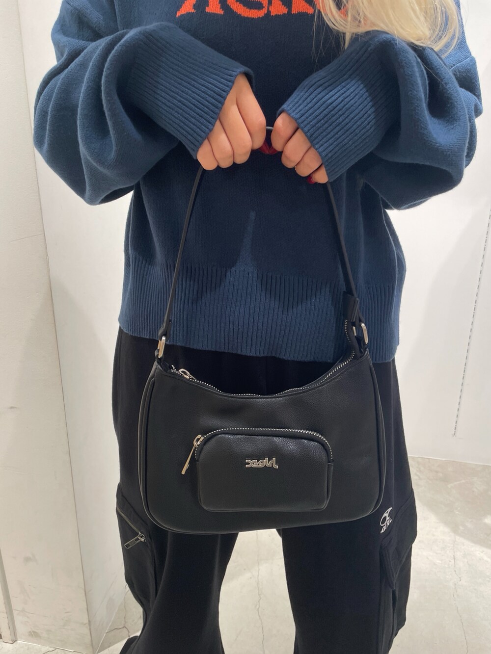 「x-girl、x-girl_ootd、エックスガール、ootd、コーデ、秋コーデ、秋、ストリートコーデ、メンズライクコーデ、Knit、スウェットパンツ、カジュアルファッション」｜「X-girlのMULTI POCKET SWEAT PANTS（スウェットパンツ、ブラック系）」を使った、RUIさん（レディース・160cm）の秋コーディネートの5枚目の写真