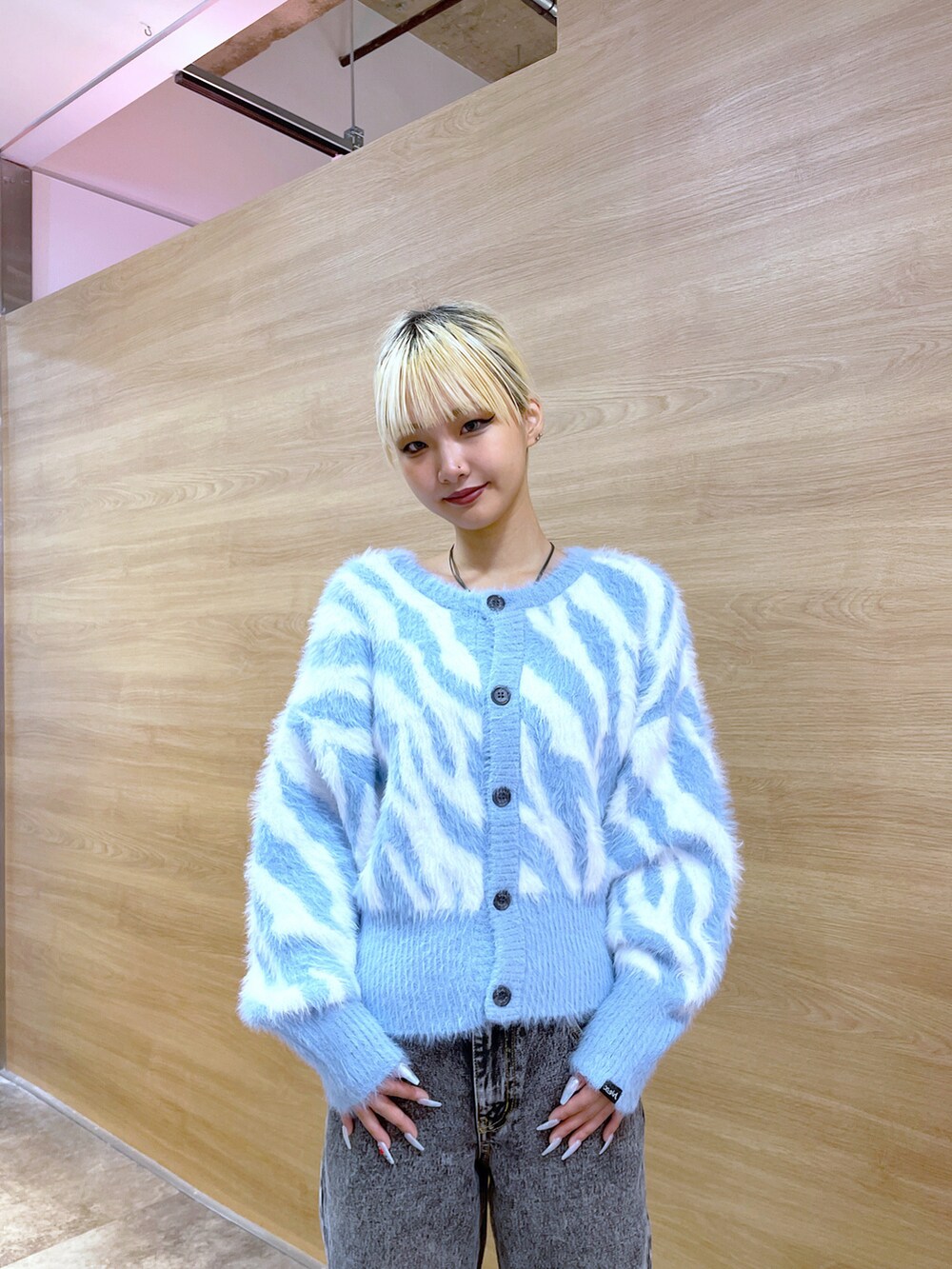 「x-girl、x-girl_ootd、エックスガール、ootd、トレンドファッション、2024秋新作、レディライク、カーディガンコーデ、２ＷＡＹ、ライトブルー、パンツスタイル、black、お出かけコーデ」｜「X-girlのZEBRA 2WAY KNIT CARDIGAN（ニット/セーター、ブルー系）」を使った、RUIさん（レディース・160cm）の秋コーディネートの4枚目の写真