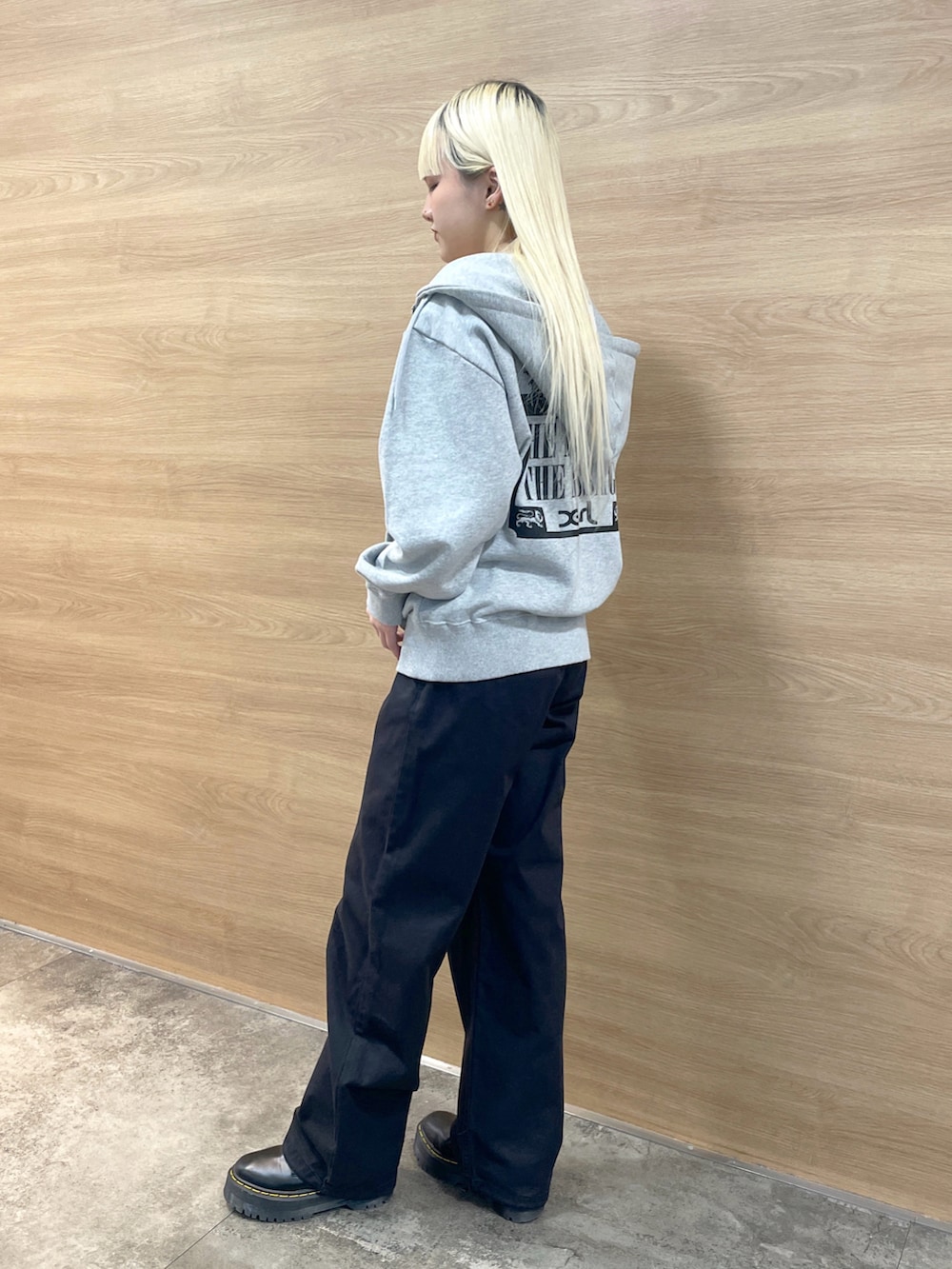 「x-girl、xgirl、エックスガール、Xgirl_ootd、トレンドファッション、レディースファッション、ストリートファッション、骨格ウェーブ、春コーデ、スプリング、新作アイテム、着回しコーデ、ストリートコーデ、メンズライクコーデ、ダンススタイル」｜「X-girlのVINTAGE LABEL FACE LOGO ZIP UP SWEAT HOODIE（パーカー、グレー系）」を使った、RUIさん（レディース・160cm）の冬コーディネートの3枚目の写真