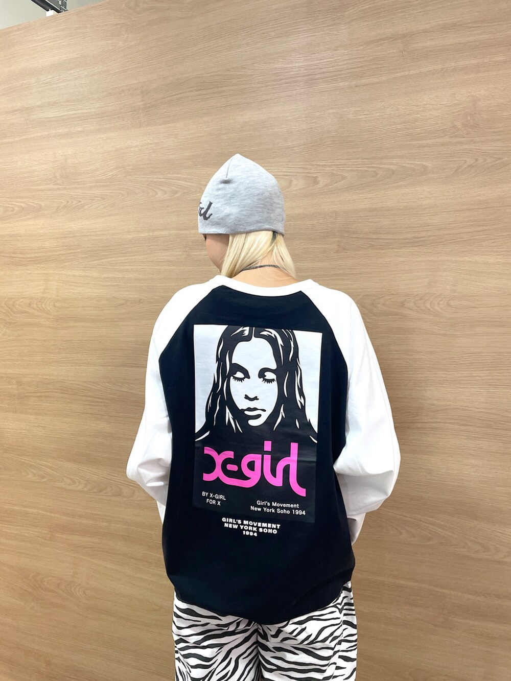 「x-girl、x-girl_ootd、ストリートファッション、メンズライク、秋コーデ、トレンドファッション、2024秋新作、カラーコーデ、ビックT、パンツスタイル、ビーニーコーデ、ゼブラ柄、ビッグシルエット」｜「X-girlのREVERSIBLE BEANIE（ニットキャップ/ビーニー、グレー系）」を使った、RUIさん（レディース・160cm）の秋コーディネートの5枚目の写真