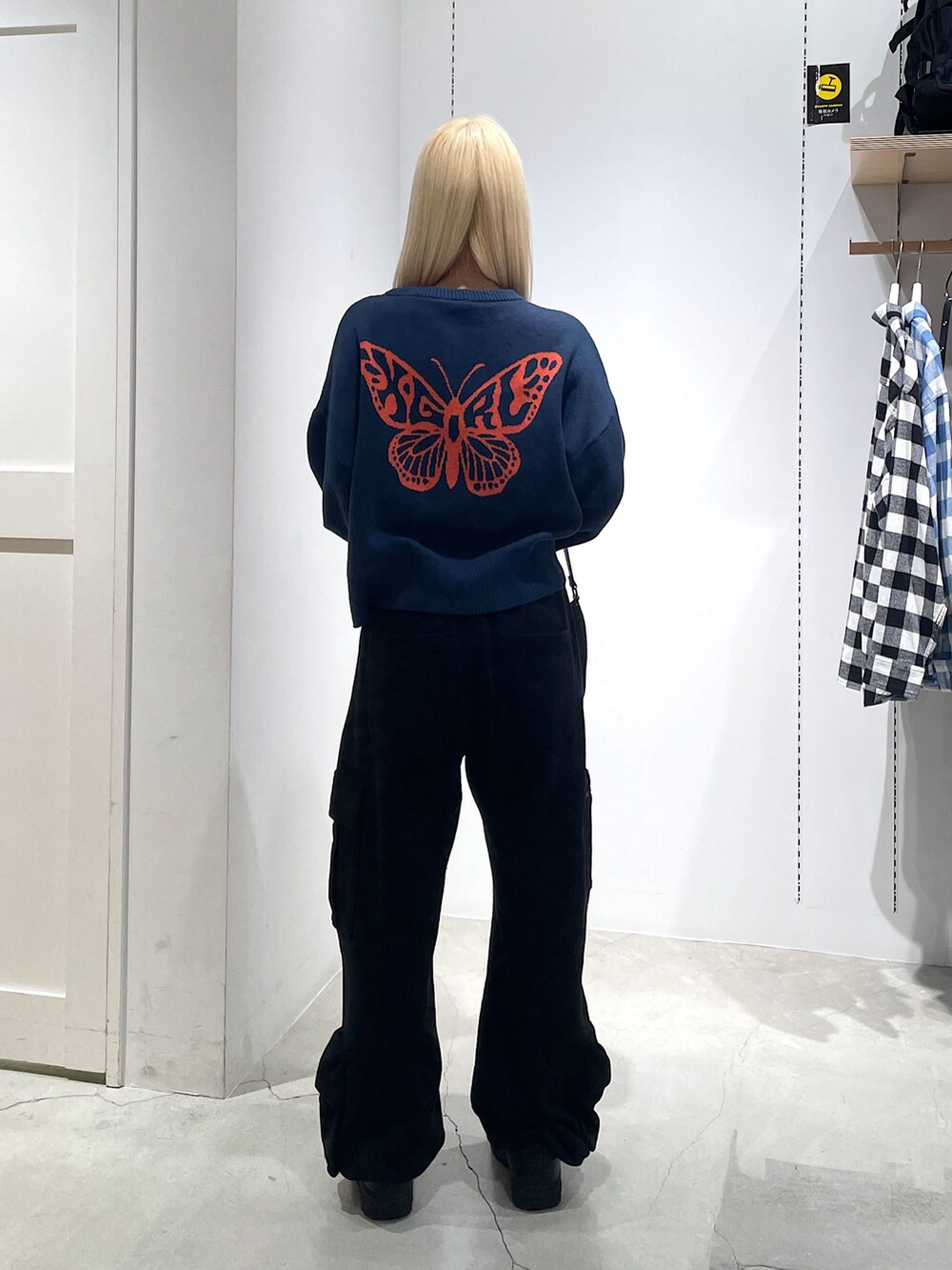「x-girl、x-girl_ootd、エックスガール、ootd、コーデ、秋コーデ、秋、ストリートコーデ、メンズライクコーデ、Knit、スウェットパンツ、カジュアルファッション」｜「X-girlのMULTI POCKET SWEAT PANTS（スウェットパンツ、ブラック系）」を使った、RUIさん（レディース・160cm）の秋コーディネートの3枚目の写真