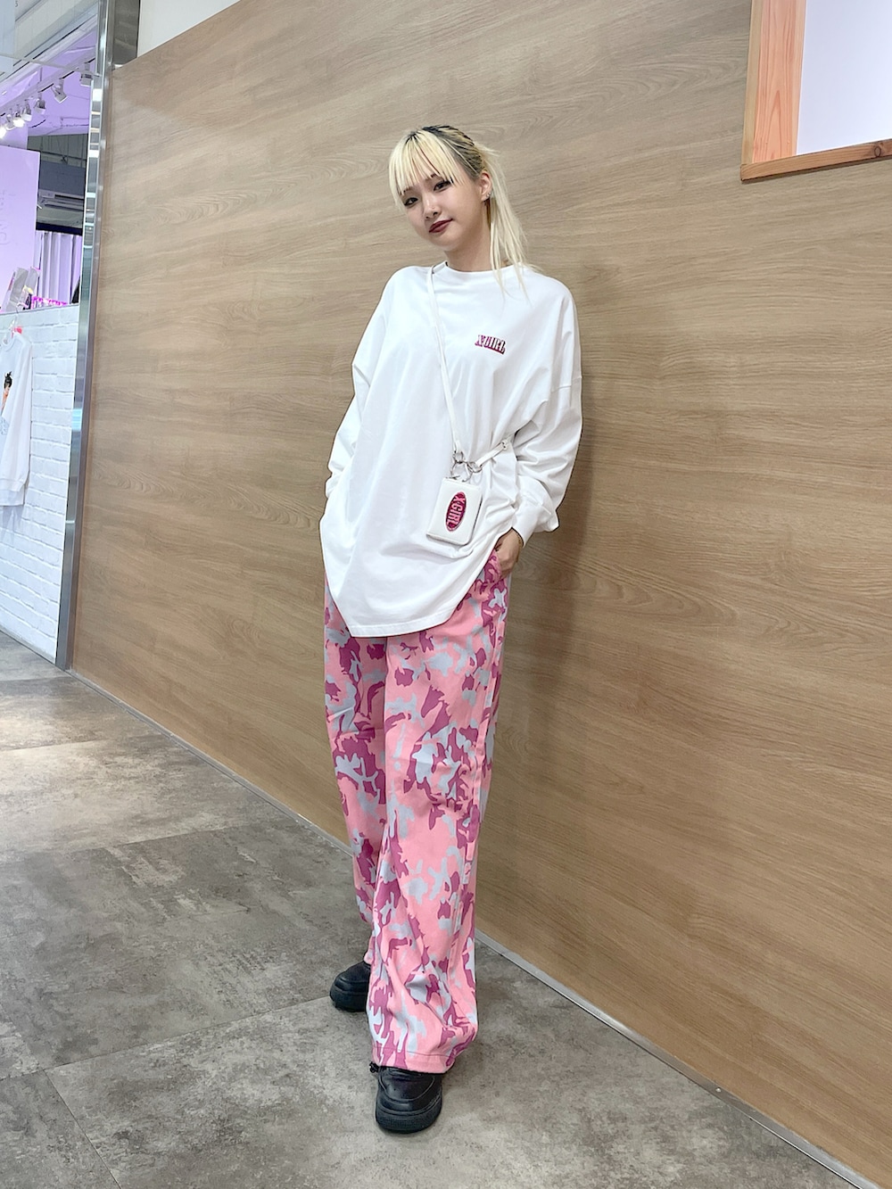 「x-girl、x-girl_ootd、トレンドファッション、ピンクコーデ、映えコーデ、ゆるコーデ、ストリートファッション、レディースファッション、カラーファッション、パンツスタイル、映えトップス、ビックT、秋服」｜「X-girlのアイテム（トップス、ホワイト系）」を使った、RUIさん（レディース・160cm）の秋コーディネートの2枚目の写真