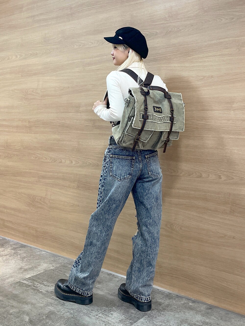 「x-girl、x-girl_ootd、エックスガール、秋コーデ、秋服、2024秋新作、2024トレンド、トレンドファッション、シティガール、パンツスタイル、通学コーデ、お出かけコーデ、ヴィンテージ風、レディライク、クロップドトップス」｜「X-girlのNEWSBOY CAP（キャスケット、ブラック系）」を使った、RUIさん（レディース・160cm）の秋コーディネートの2枚目の写真