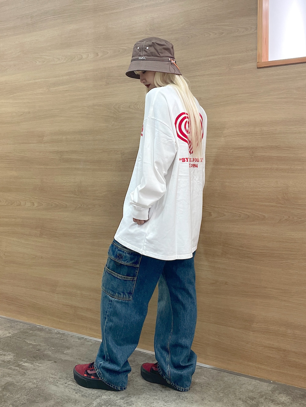 「x-girl、Xgirl_ootd、エックスガール、ootd、ストリートファッション、2024冬の新作、トレンドファッション、秋冬コーデ、パンツスタイル、ビックシルエット、オーバーサイズ、メンズライク、バケットハット、ロンT、カーゴデニム」｜「X-girlのSTITCH BUCKET HAT（ハット、ブラウン系）」を使った、RUIさん（レディース・160cm）の秋コーディネートの3枚目の写真