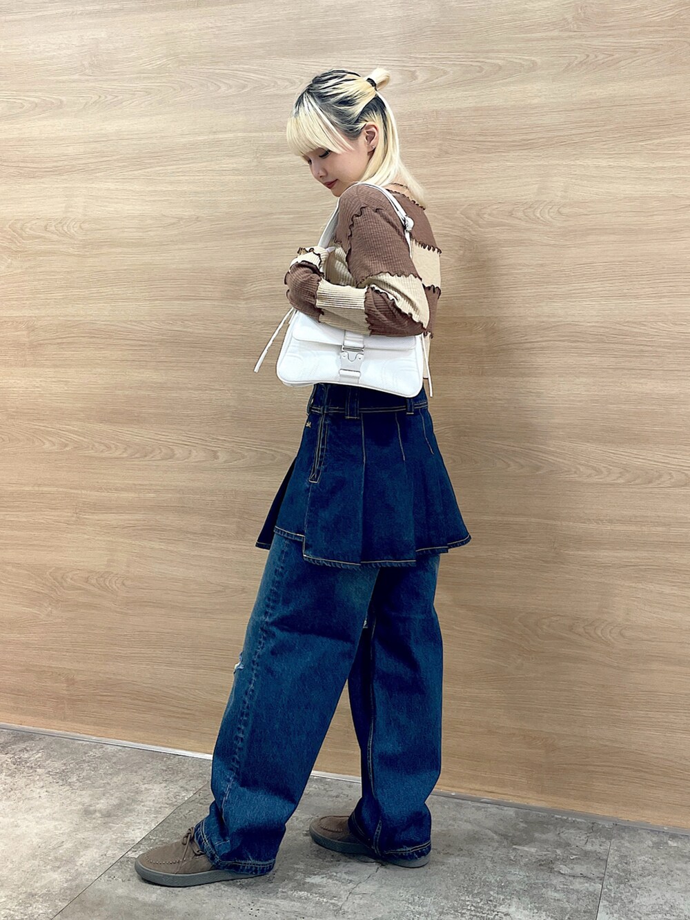 「x-girl、Xgirl_ootd、エックスガール、秋コーデ、冬コーデ、2024秋新作、2024冬の新作、トレンドファッション、レイヤードコーデ、デニムスタイル、デニムスカート、デニムパンツ、カットソー、クロップド丈、レディライク」｜「X-girlのSTRIPED CROPPED TOP（Tシャツ/カットソー、ブラウン系）」を使った、RUIさん（レディース・160cm）の秋コーディネートの2枚目の写真