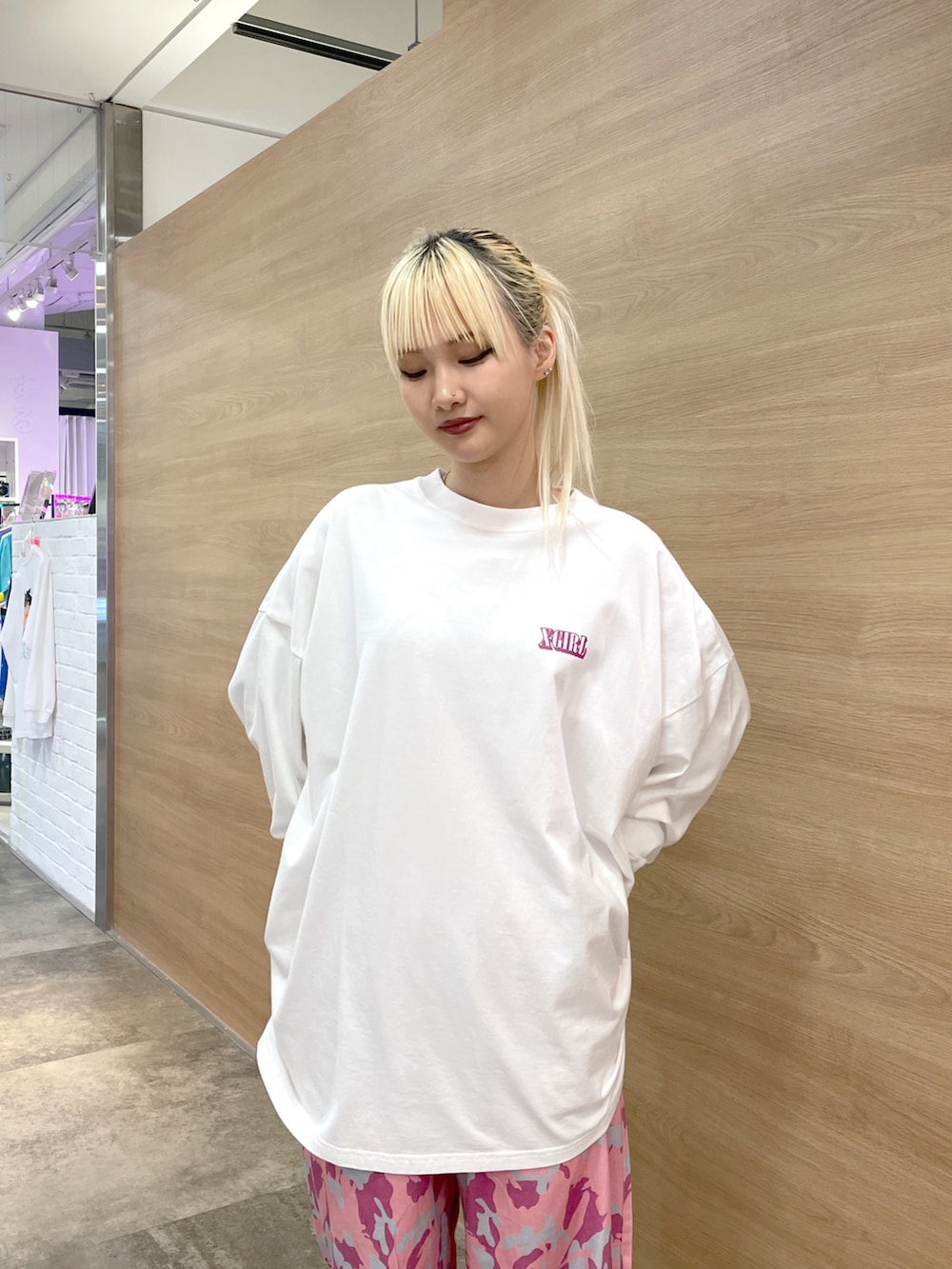 「x-girl、x-girl_ootd、トレンドファッション、ピンクコーデ、映えコーデ、ゆるコーデ、ストリートファッション、レディースファッション、カラーファッション、パンツスタイル、映えトップス、ビックT、秋服」｜「X-girlのアイテム（トップス、ホワイト系）」を使った、RUIさん（レディース・160cm）の秋コーディネートの4枚目の写真