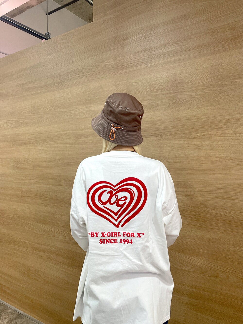 「x-girl、Xgirl_ootd、エックスガール、ootd、ストリートファッション、2024冬の新作、トレンドファッション、秋冬コーデ、パンツスタイル、ビックシルエット、オーバーサイズ、メンズライク、バケットハット、ロンT、カーゴデニム」｜「X-girlのSTITCH BUCKET HAT（ハット、ブラウン系）」を使った、RUIさん（レディース・160cm）の秋コーディネートの4枚目の写真