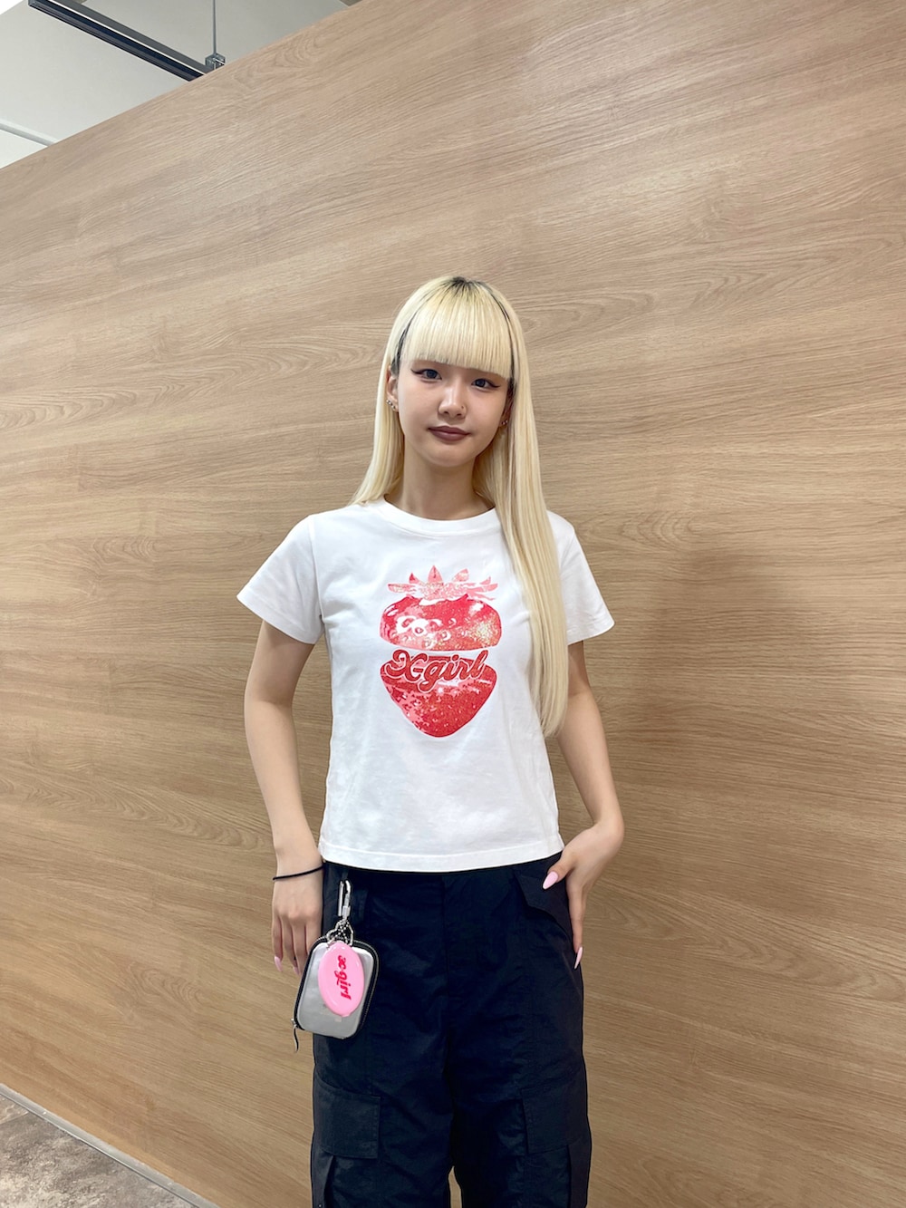 「x-girl、x-girl_ootd、エックスガール、ootd、コーデ、ストリートファッション、レディースファッション、パンツコーデ、夏コーデ、ストロベリー柄、チビT、ナイロンパンツ」｜「X-girlのSTRAWBERRY S/S BABY TEE（Tシャツ/カットソー、ホワイト系）」を使った、RUIさん（レディース・160cm）の夏コーディネートの4枚目の写真