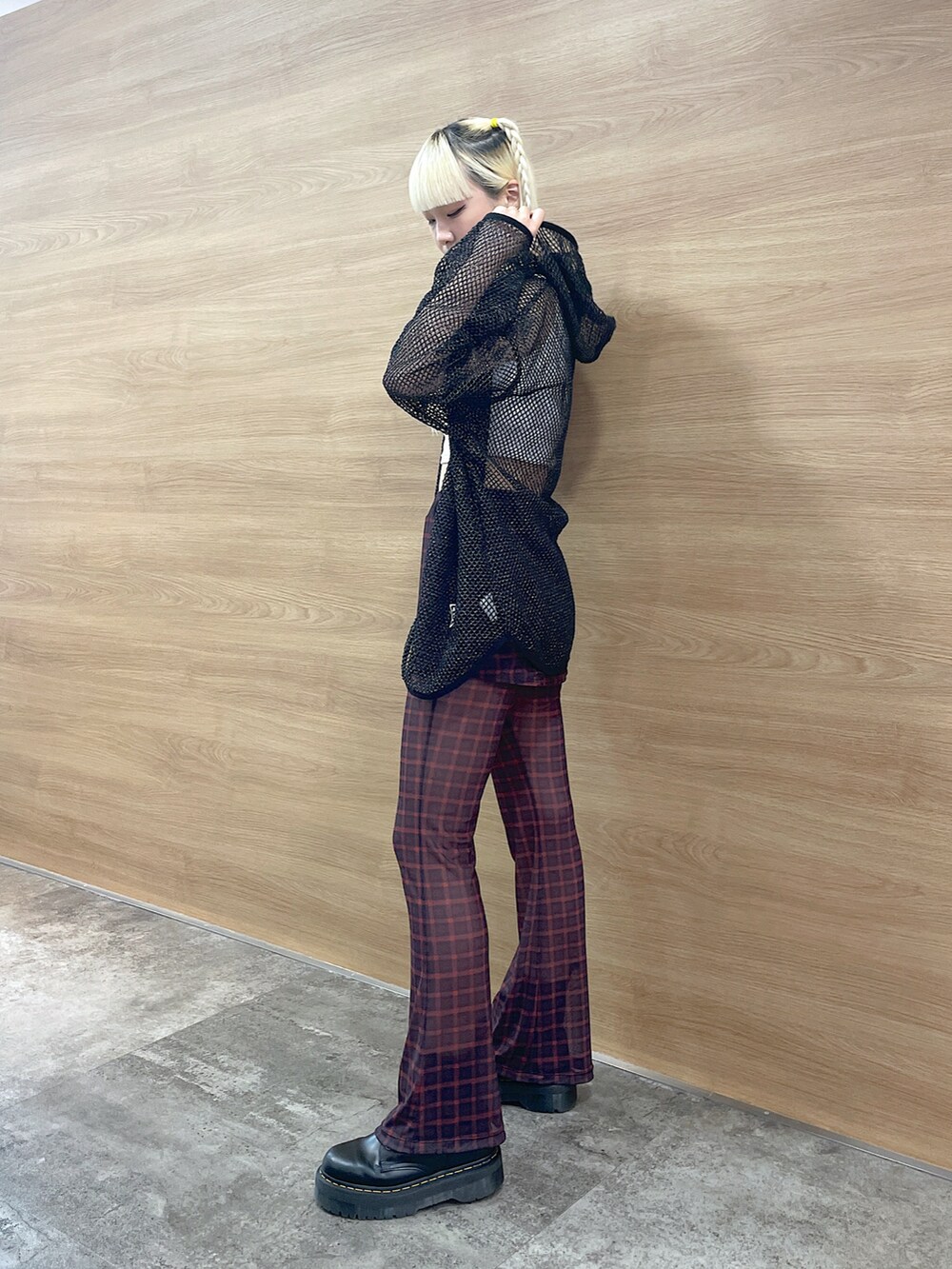 ホワイト系のタンクトップ、レッド系のその他パンツ、ブラック系のパーカーを着用したレディースの春コーディネートの2枚目の写真