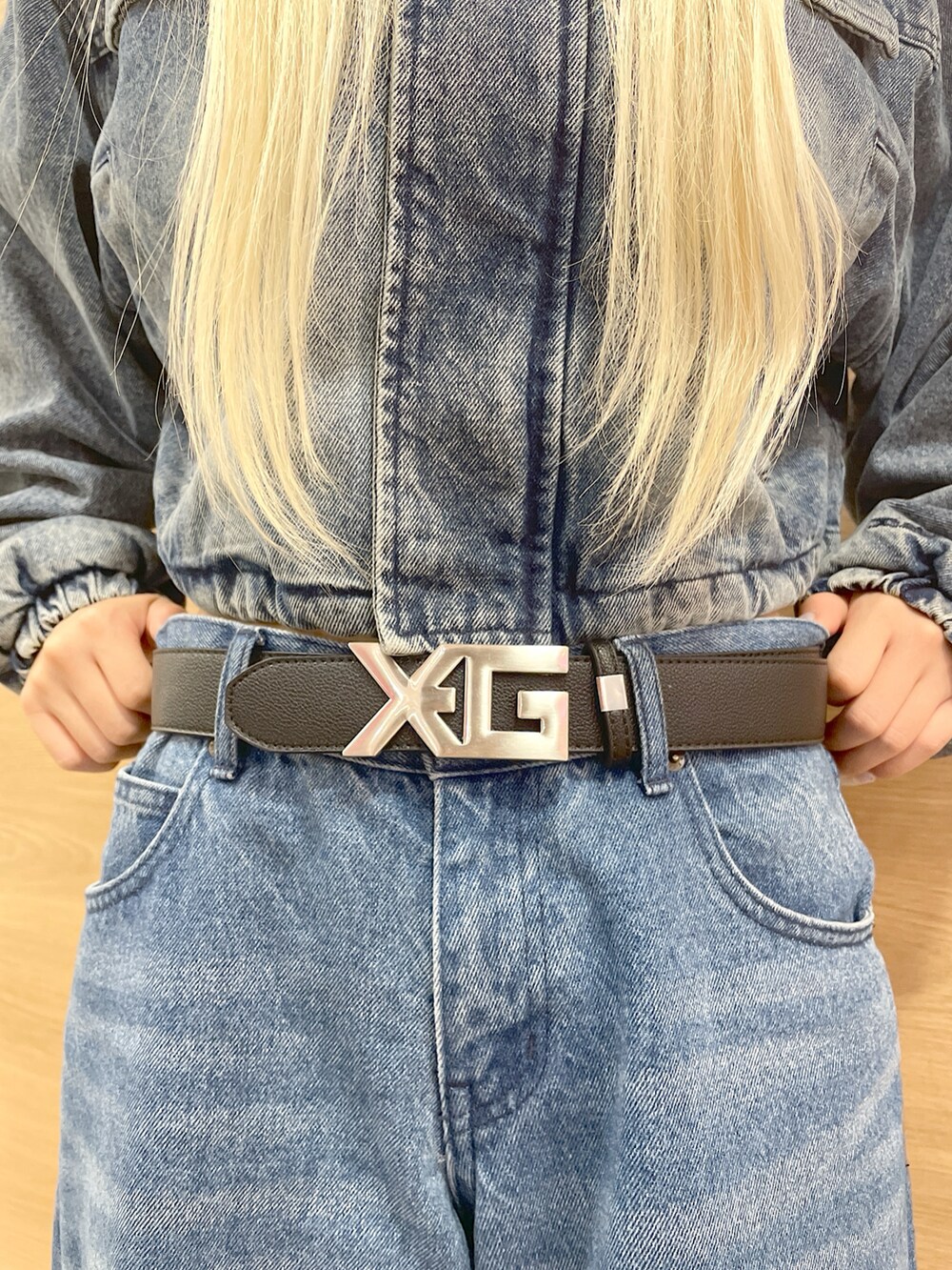 ブルー系のデニムジャケット、ブルー系のデニムパンツ、ブラック系のニットキャップ/ビーニーを着用したレディースの秋コーディネートの5枚目の写真