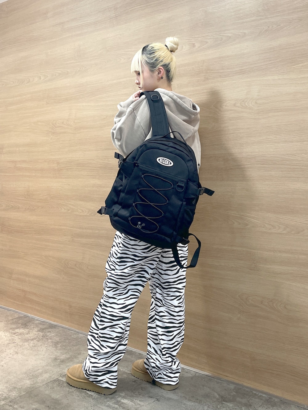 「x-girl、xgirl、エックスガール、Xgirl_ootd、ootd、骨格ウェーブ、トレンドファッション、レディースファッション、ストリートコーデ、通学コーデ、お仕事コーデ、春先取り、春コーデ、ゆったりシルエット、柄パンツ」｜「X-girlのMESSAGE AND FACE FADED ZIP UP SWEAT HOODIE（パーカー、ベージュ系）」を使った、RUIさん（レディース・160cm）の冬コーディネートの2枚目の写真