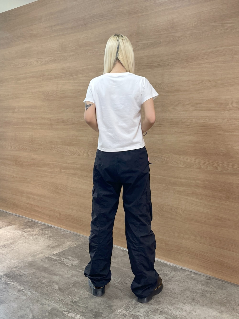 「x-girl、x-girl_ootd、エックスガール、ootd、コーデ、ストリートファッション、レディースファッション、パンツコーデ、夏コーデ、ストロベリー柄、チビT、ナイロンパンツ」｜「X-girlのSTRAWBERRY S/S BABY TEE（Tシャツ/カットソー、ホワイト系）」を使った、RUIさん（レディース・160cm）の夏コーディネートの3枚目の写真