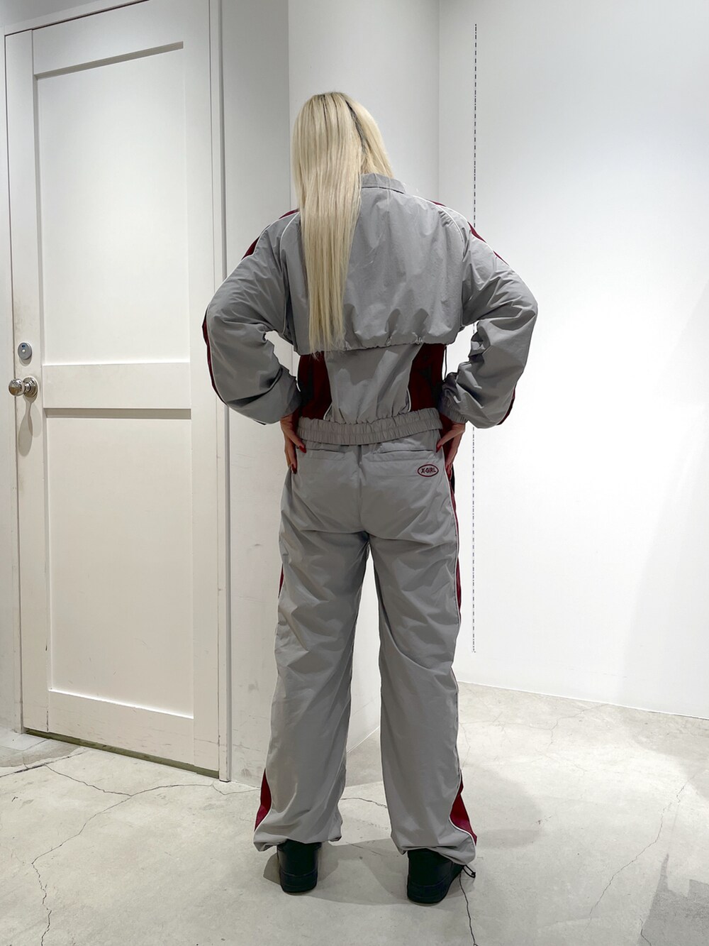 「x-girl、Xgirl_ootd、エックスガール、ootd、コーディネート、スポーティーMIX、ナイロンジャケット、ナイロンパンツ、3way、ラフォーレ原宿」｜「X-girlの3WAY BICOLOR JACKET（ナイロンジャケット、グレー系）」を使った、RUIさん（レディース・160cm）の夏コーディネートの3枚目の写真
