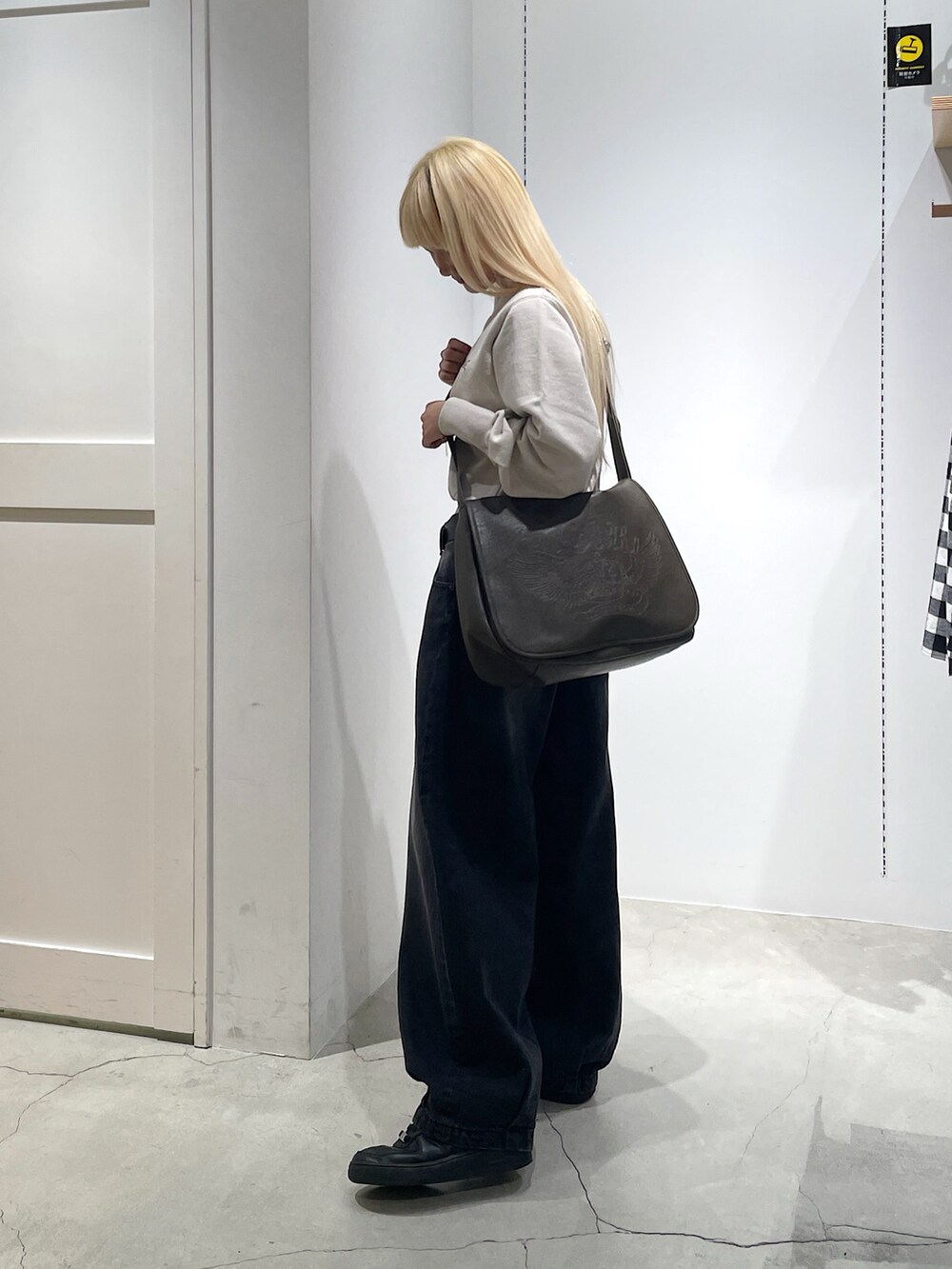 「x-girl、x-girl_ootd、エックスガール、ootd、秋コーデ、秋ファッション、シティーガール、カジュアルファッション、スウェットトップス、デニムパンツ、デニムコーデ、スニーカーコーデ、ストリートファッション」｜「X-girlのLOW RISE HEM TUCK DENIM PANTS（デニムパンツ、ブラック系）」を使った、RUIさん（レディース・160cm）の秋コーディネートの2枚目の写真