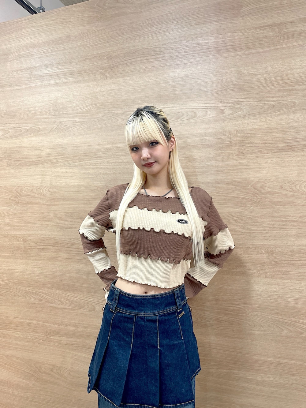 「x-girl、Xgirl_ootd、エックスガール、秋コーデ、冬コーデ、2024秋新作、2024冬の新作、トレンドファッション、レイヤードコーデ、デニムスタイル、デニムスカート、デニムパンツ、カットソー、クロップド丈、レディライク」｜「X-girlのSTRIPED CROPPED TOP（Tシャツ/カットソー、ブラウン系）」を使った、RUIさん（レディース・160cm）の秋コーディネートの4枚目の写真