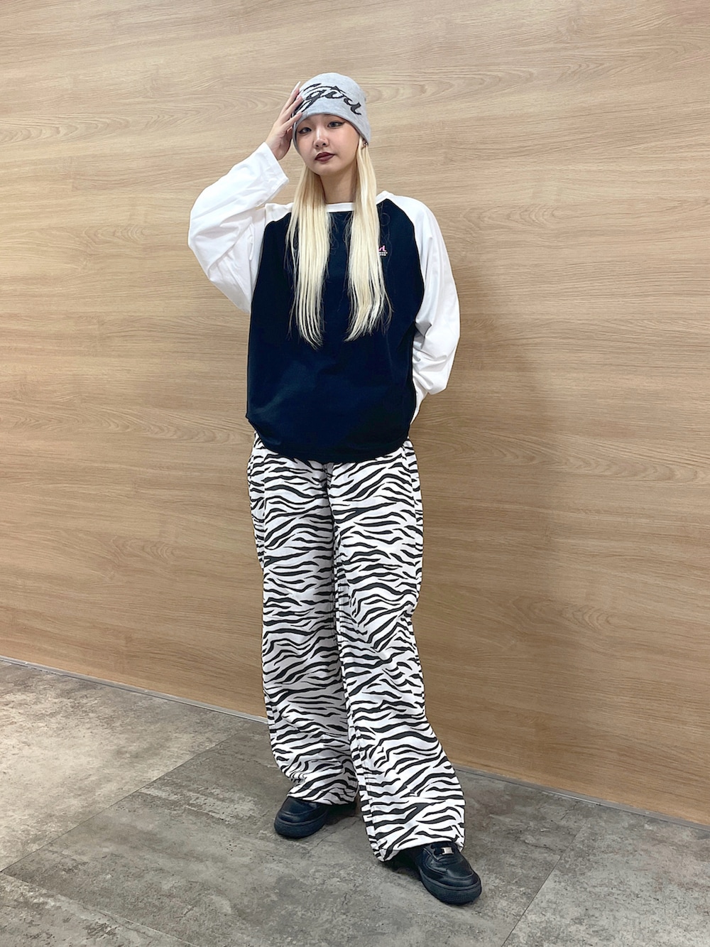 「x-girl、x-girl_ootd、ストリートファッション、メンズライク、秋コーデ、トレンドファッション、2024秋新作、カラーコーデ、ビックT、パンツスタイル、ビーニーコーデ、ゼブラ柄、ビッグシルエット」｜「X-girlのREVERSIBLE BEANIE（ニットキャップ/ビーニー、グレー系）」を使った、RUIさん（レディース・160cm）の秋コーディネートの2枚目の写真