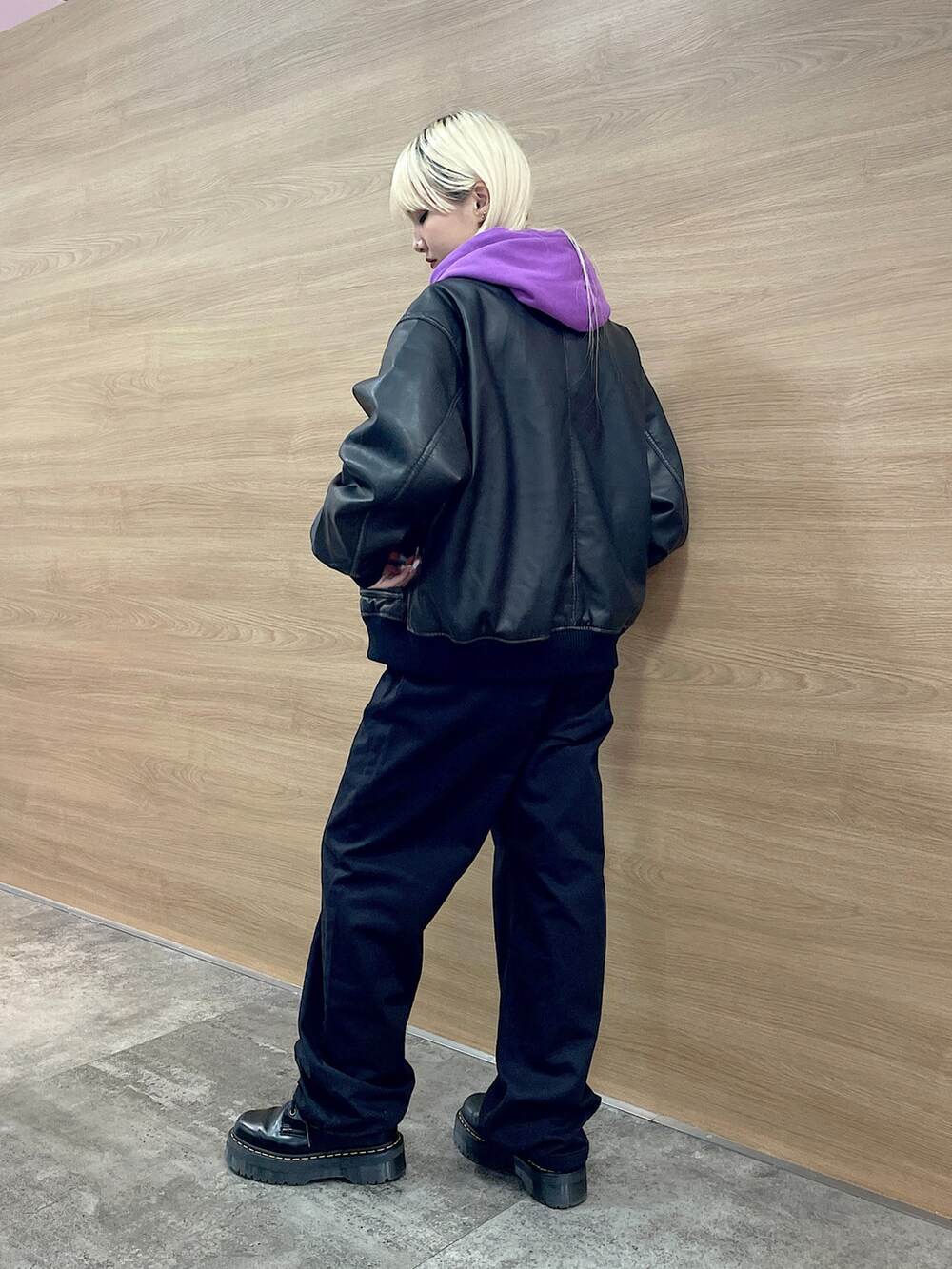 「x-girl、x-girl_ootd、エックスガール、冬コーデ、2024冬の新作、ジップパーカ、レザージャケット、イージーパンツ、black、Purple、ストリートコーデ、トレンドファッション、ブラックコーデ、お出かけコーデ」｜「X-girlのBUTTERFLY ZIP UP HOODIE（パーカー、パープル系）」を使った、RUIさん（レディース・160cm）の秋コーディネートの2枚目の写真