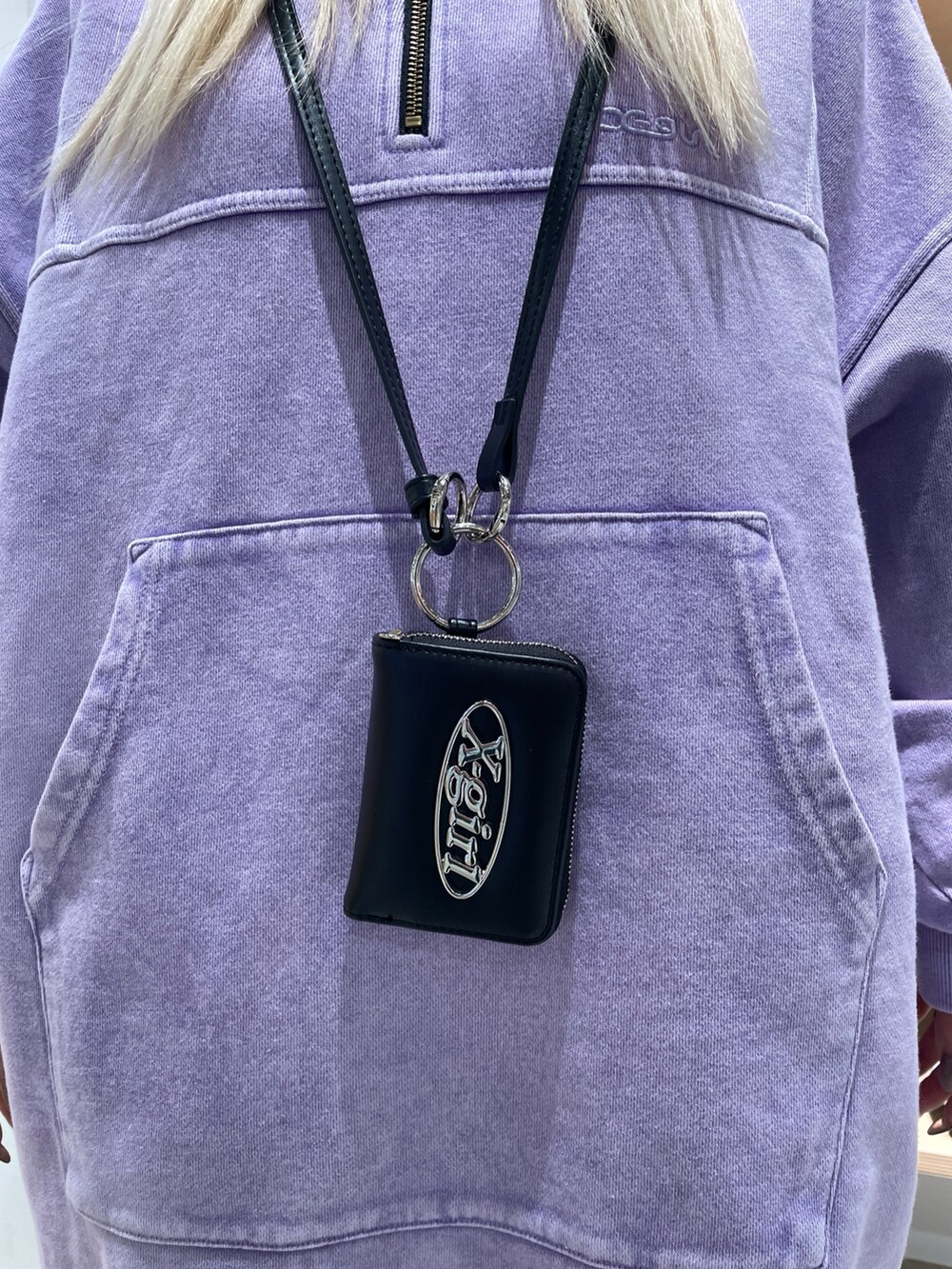 パープル系のパーカー、ホワイト系のニットキャップ/ビーニー、ブラック系のコインケースを着用したレディースの冬コーディネートの5枚目の写真