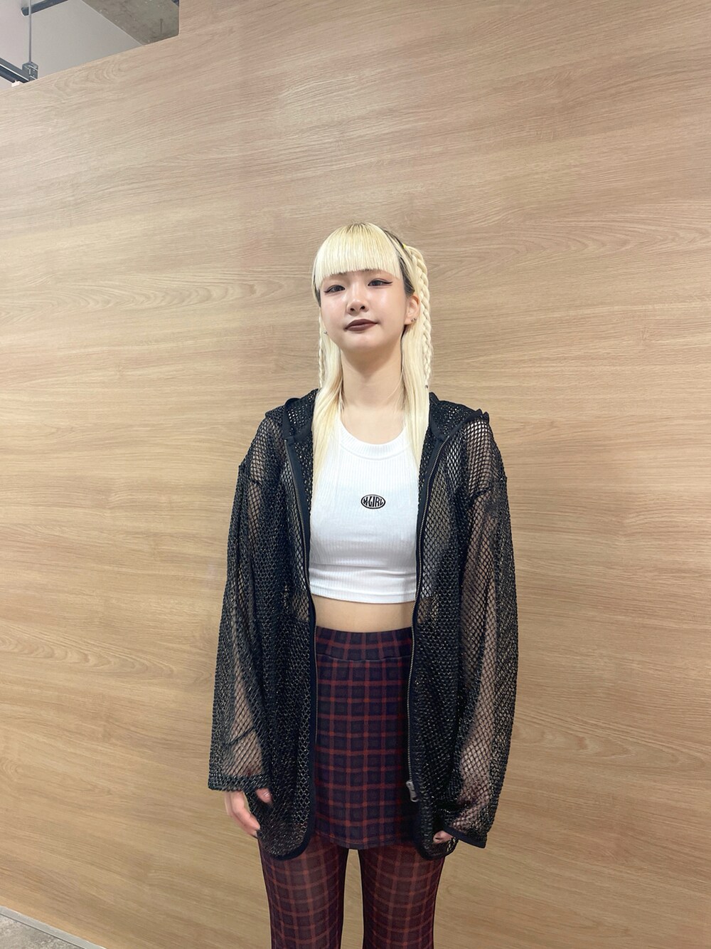 ホワイト系のタンクトップ、レッド系のその他パンツ、ブラック系のパーカーを着用したレディースの春コーディネートの4枚目の写真