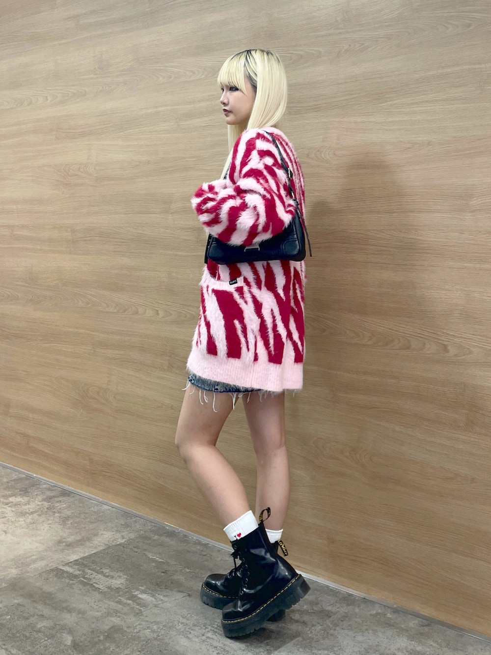 「x-girl、x-girl_ootd、ootd、秋コーデ、冬コーデ、トレンドファッション、2024冬の新作、ニットカーディガン、pink、足だしコーデ、レディライク、ブーツスタイル、お出かけコーデ、カラーコーデ、ゼブラ柄ニット」｜「X-girlのZEBRA KNIT CARDIGAN（カーディガン/ボレロ、ピンク系）」を使った、RUIさん（レディース・160cm）の秋コーディネートの2枚目の写真