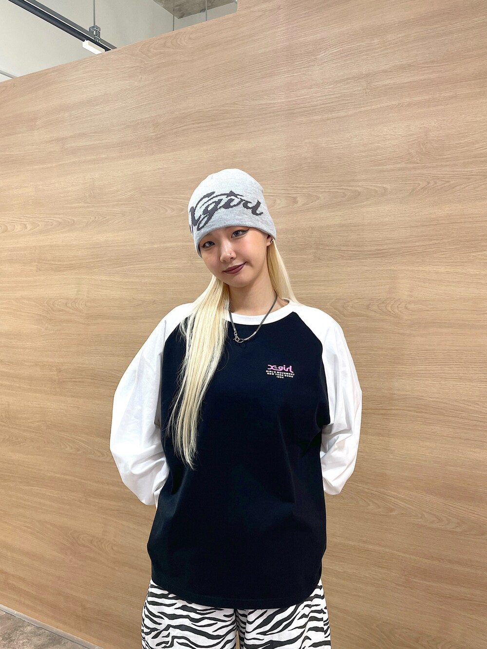 「x-girl、x-girl_ootd、ストリートファッション、メンズライク、秋コーデ、トレンドファッション、2024秋新作、カラーコーデ、ビックT、パンツスタイル、ビーニーコーデ、ゼブラ柄、ビッグシルエット」｜「X-girlのREVERSIBLE BEANIE（ニットキャップ/ビーニー、グレー系）」を使った、RUIさん（レディース・160cm）の秋コーディネートの4枚目の写真