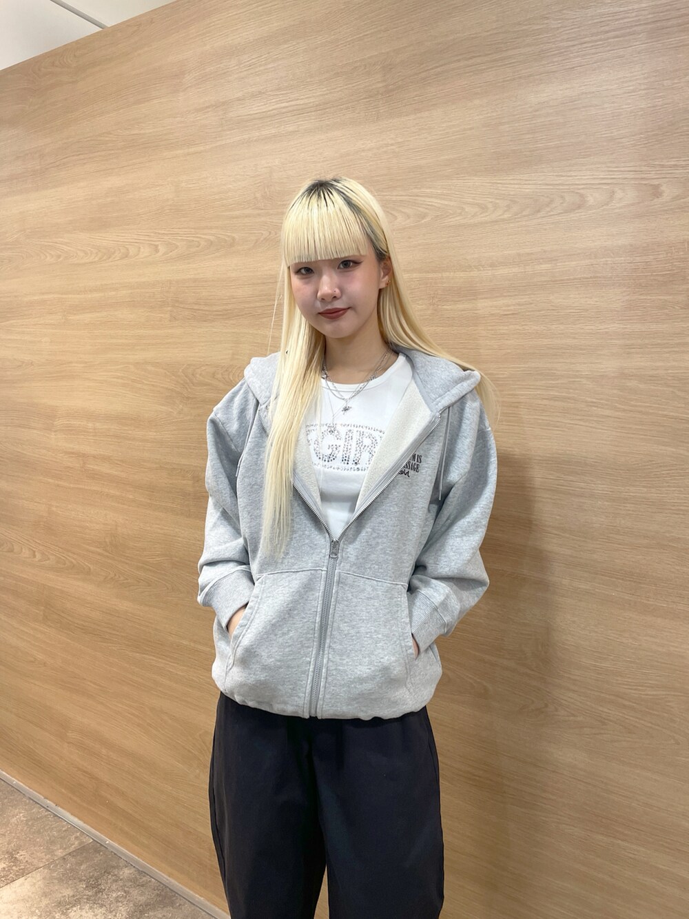 「x-girl、xgirl、エックスガール、Xgirl_ootd、トレンドファッション、レディースファッション、ストリートファッション、骨格ウェーブ、春コーデ、スプリング、新作アイテム、着回しコーデ、ストリートコーデ、メンズライクコーデ、ダンススタイル」｜「X-girlのVINTAGE LABEL FACE LOGO ZIP UP SWEAT HOODIE（パーカー、グレー系）」を使った、RUIさん（レディース・160cm）の冬コーディネートの4枚目の写真