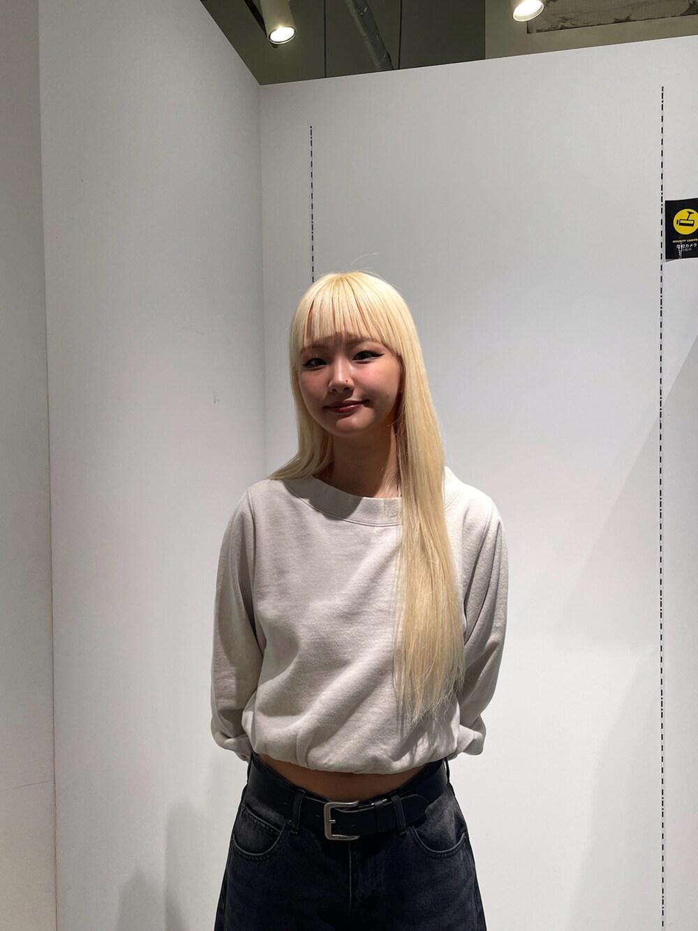 「x-girl、x-girl_ootd、エックスガール、ootd、秋コーデ、秋ファッション、シティーガール、カジュアルファッション、スウェットトップス、デニムパンツ、デニムコーデ、スニーカーコーデ、ストリートファッション」｜「X-girlのLOW RISE HEM TUCK DENIM PANTS（デニムパンツ、ブラック系）」を使った、RUIさん（レディース・160cm）の秋コーディネートの4枚目の写真