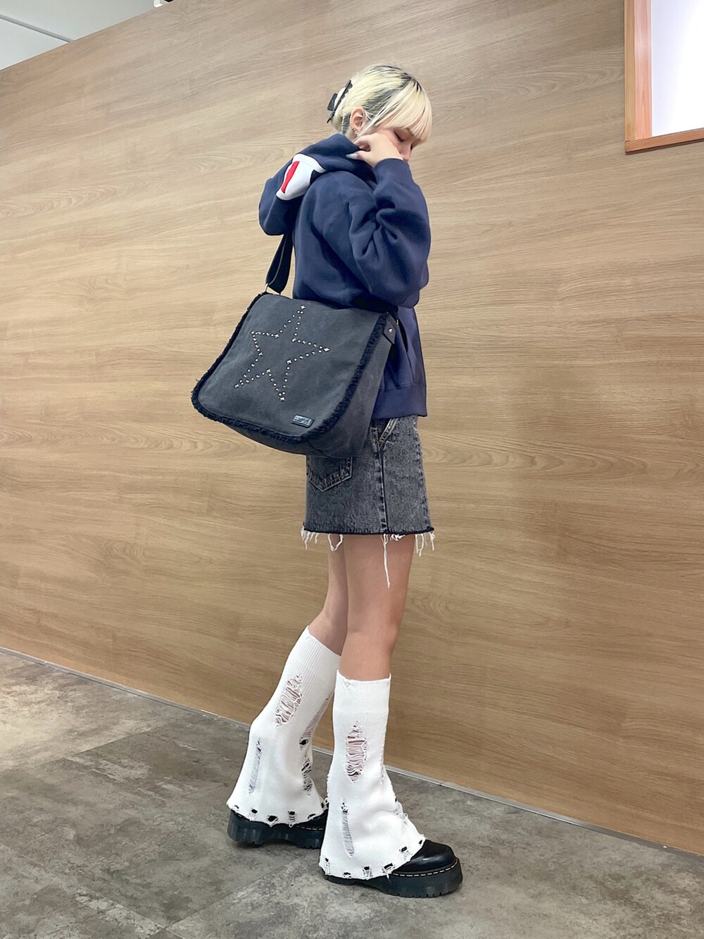 「x-girl、x-girl_ootd、ootd、y2k、Y2Kファッション、トレンドファッション、レディライク、2024秋新作、championコラボ、ジップパーカ、デニムスカート、スカートスタイル、お出かけコーデ」｜「X-girlのX-girl x Champion REVERSE WEAVE R LOGO ZIP UP HOODIE（パーカー、ブルー系）」を使った、RUIさん（レディース・160cm）の秋コーディネートの2枚目の写真