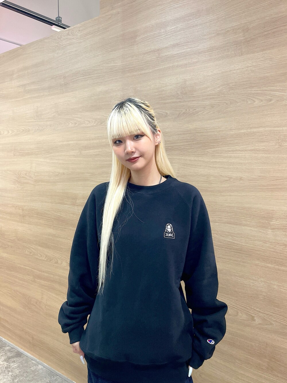 「x-girl、Xgirl_ootd、エックスガール、秋コーデ、2024秋新作、2024冬の新作、通学スタイル、パンツスタイル、2wayパンツ、championコラボ、トレンドファッション、2024トレンド、ブーツスタイル」｜「X-girlのX-girl x Champion REVERSE WEAVE R RAGLAN SWEAT TOP（スウェット、ブラック系）」を使った、RUIさん（レディース・160cm）の秋コーディネートの3枚目の写真