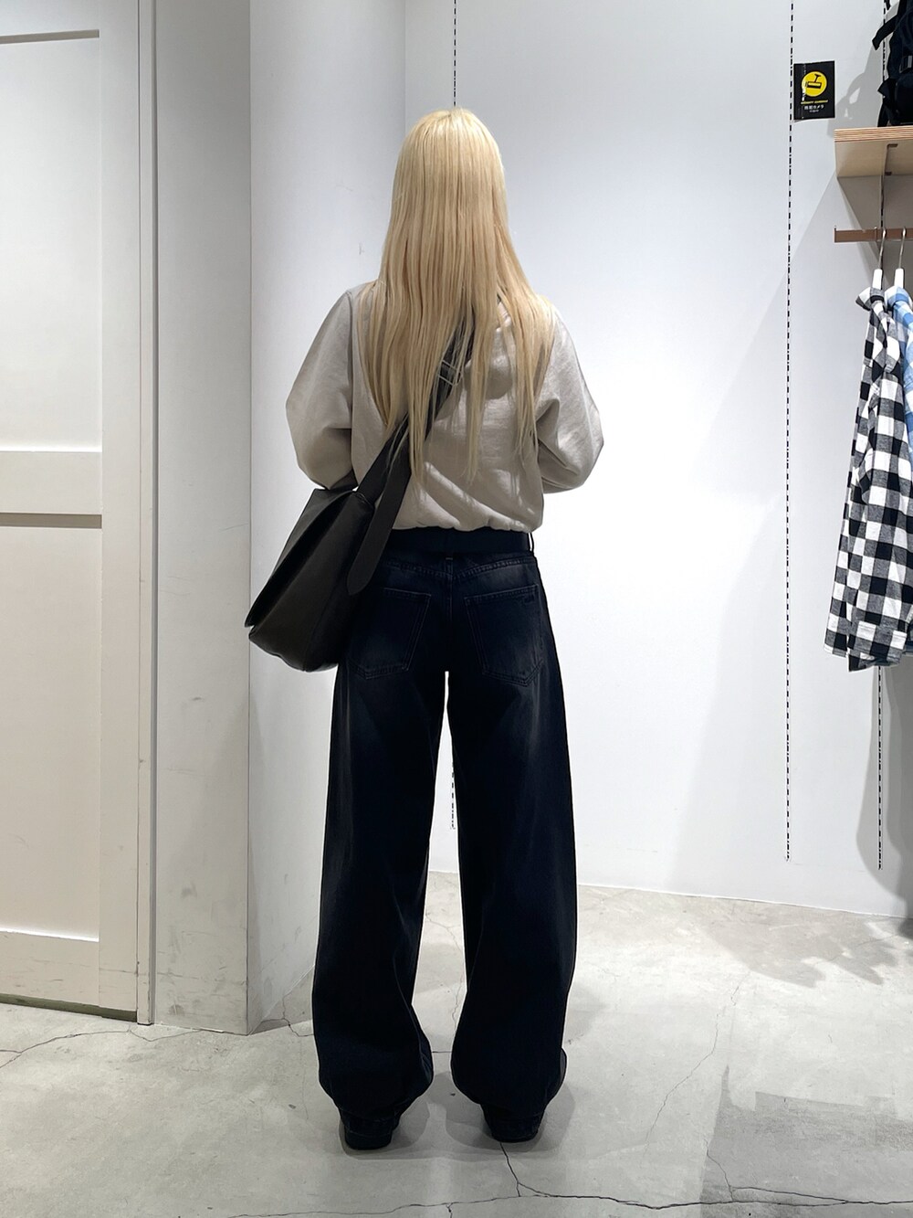 「x-girl、x-girl_ootd、エックスガール、ootd、秋コーデ、秋ファッション、シティーガール、カジュアルファッション、スウェットトップス、デニムパンツ、デニムコーデ、スニーカーコーデ、ストリートファッション」｜「X-girlのLOW RISE HEM TUCK DENIM PANTS（デニムパンツ、ブラック系）」を使った、RUIさん（レディース・160cm）の秋コーディネートの3枚目の写真