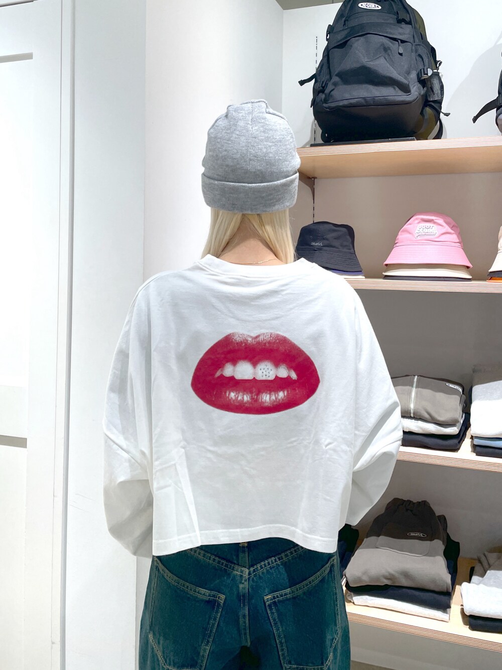 「x-girl、エックスガール、ootd、春ファッション、春服コーデ、デニムジャケット、デニムパンツ、デニムコーデ、デニムセットアップ、ヴィンテージデニム、ストリート、古着風コーデ、ビーニー帽、ニット帽、y2kコーデ」｜「X-girlの3WAY KNIT CAP（ニットキャップ/ビーニー、グレー系）」を使った、RUIさん（レディース・160cm）の冬コーディネートの5枚目の写真