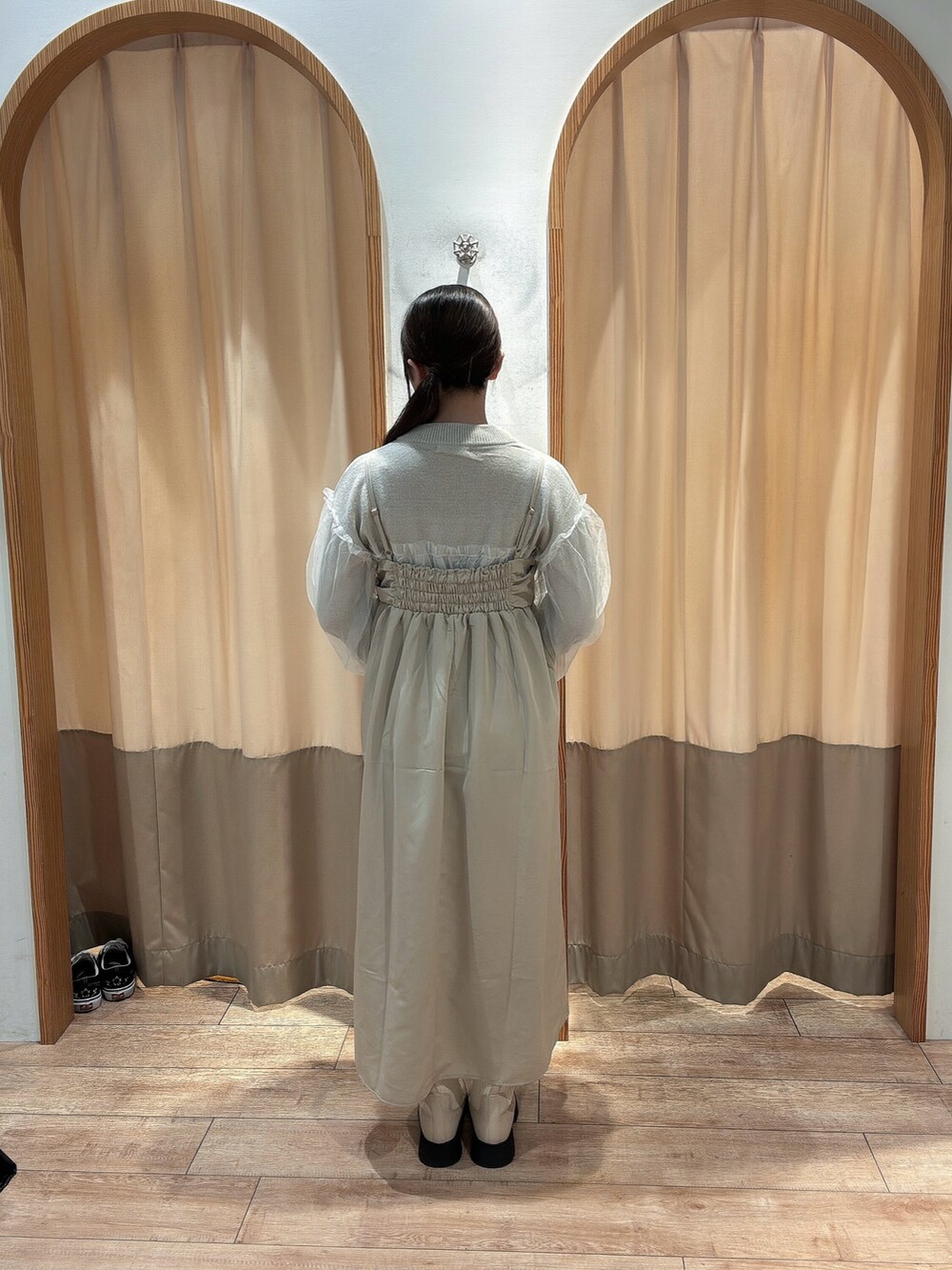 ホワイト系のニット/セーター、ベージュ系のワンピース、ベージュ系のブーツを着用したレディースの秋コーディネートの3枚目の写真