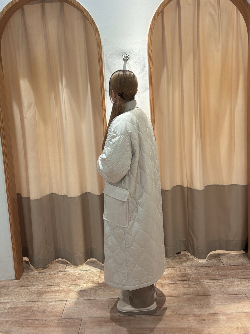 ホワイト系のその他アウター、ベージュ系のその他パンツ、ベージュ系のドレスシューズを着用したレディースの冬コーディネートの2枚目の写真