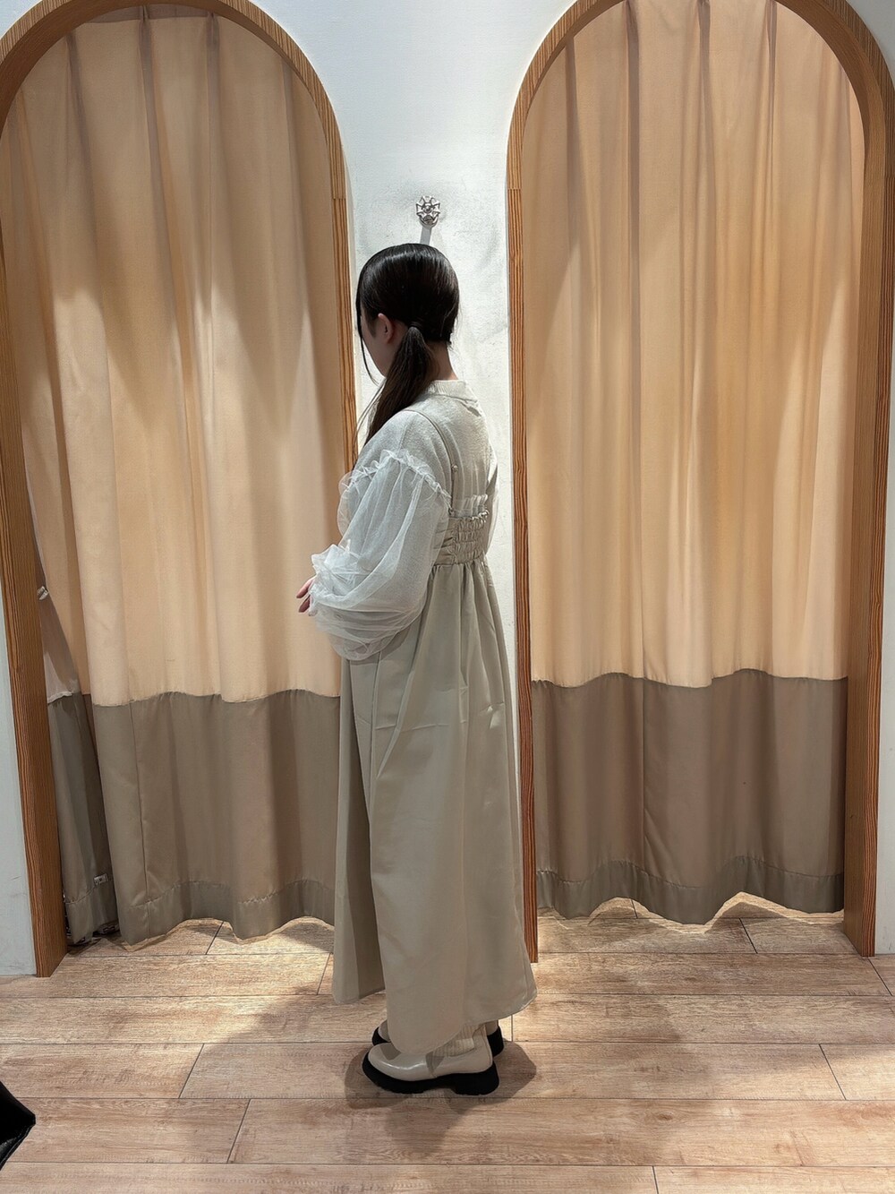 ホワイト系のニット/セーター、ベージュ系のワンピース、ベージュ系のブーツを着用したレディースの秋コーディネートの2枚目の写真