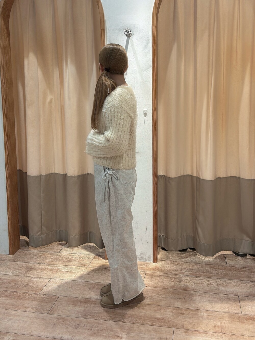 ベージュ系のブーツ、ホワイト系のその他パンツ、ホワイト系のカーディガン/ボレロを着用したレディースの秋コーディネートの2枚目の写真