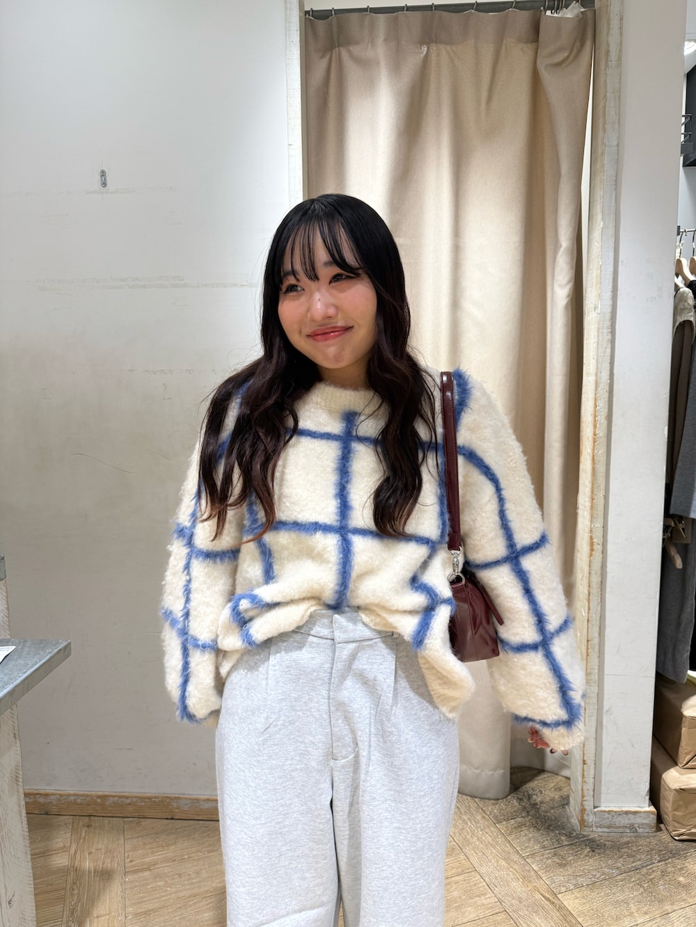 ホワイト系のニット/セーター、ベージュ系のその他シューズ、グレー系のスウェットパンツを着用したレディースの秋コーディネートの2枚目の写真