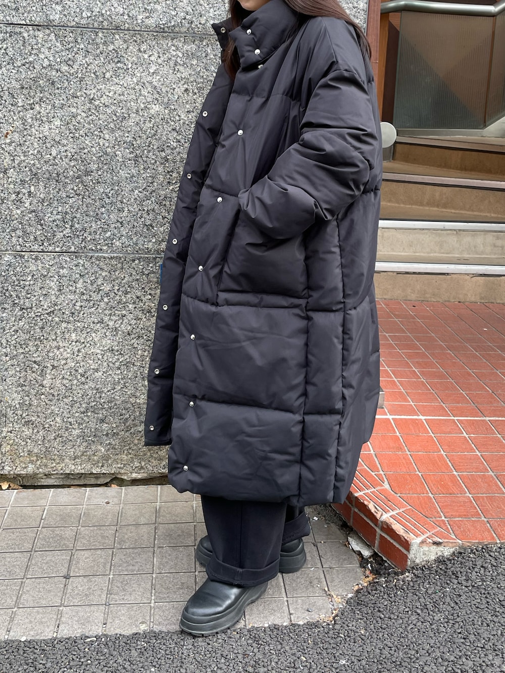 ブラック系のダウンジャケット/コートを着用したレディースの冬コーディネートの2枚目の写真
